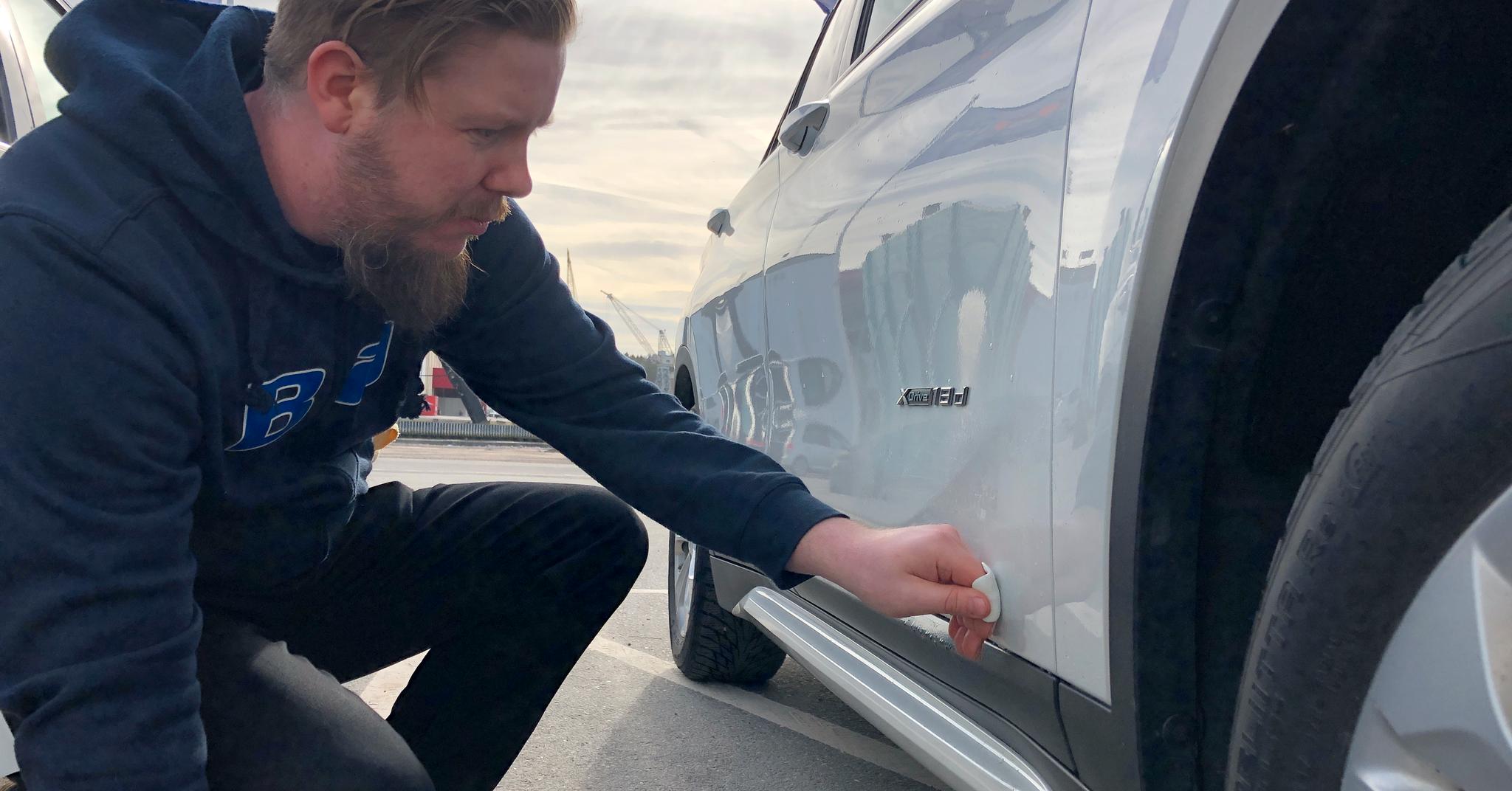 Stian Ødegaard som har hovedansvar for bilpleie og kjemi hos BilXtra Fredrikstad, bruker en såkalt clay-bar til å fjerne de siste restene av flyverust, asfaltflekker og pigg- og bremsestøv. 