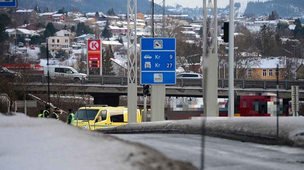 Føreren av en lett MC omkom etter å ha kollidert med en lastebil ved Sluppen sør for Trondheim sentrum.