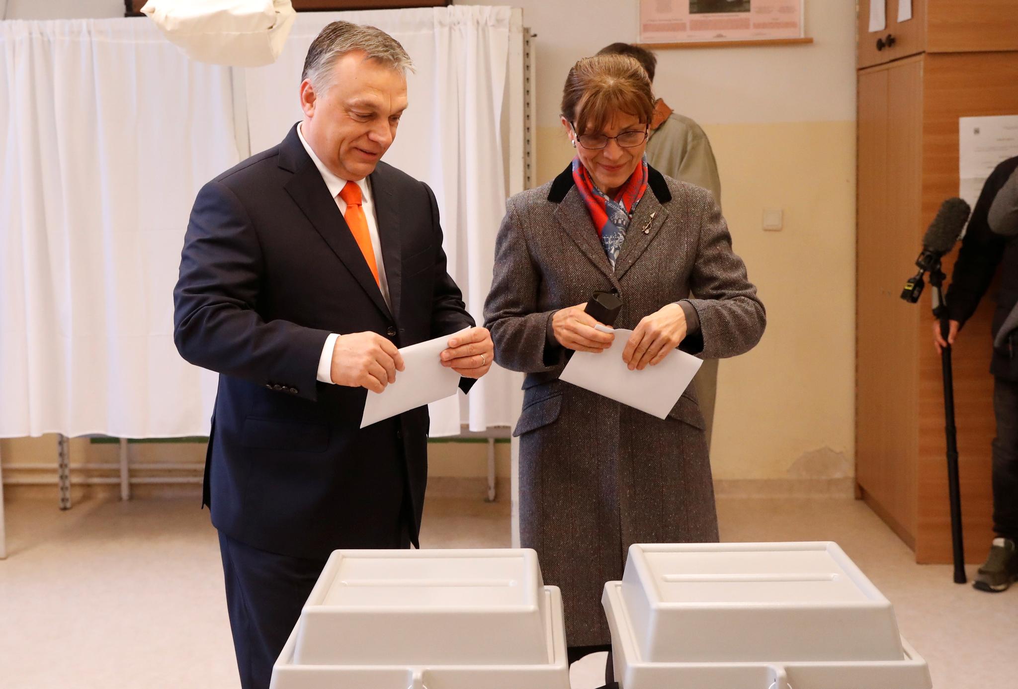  Viktor Orbán og kona Aniko Levai avga sin stemme i formiddag. Valgdeltagelsen så da ut til å bli høyere enn sist.  