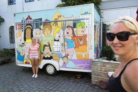 Aslaug Tveit fra Urban Sjøfront sammen med en food truck under en tidligere byfest.