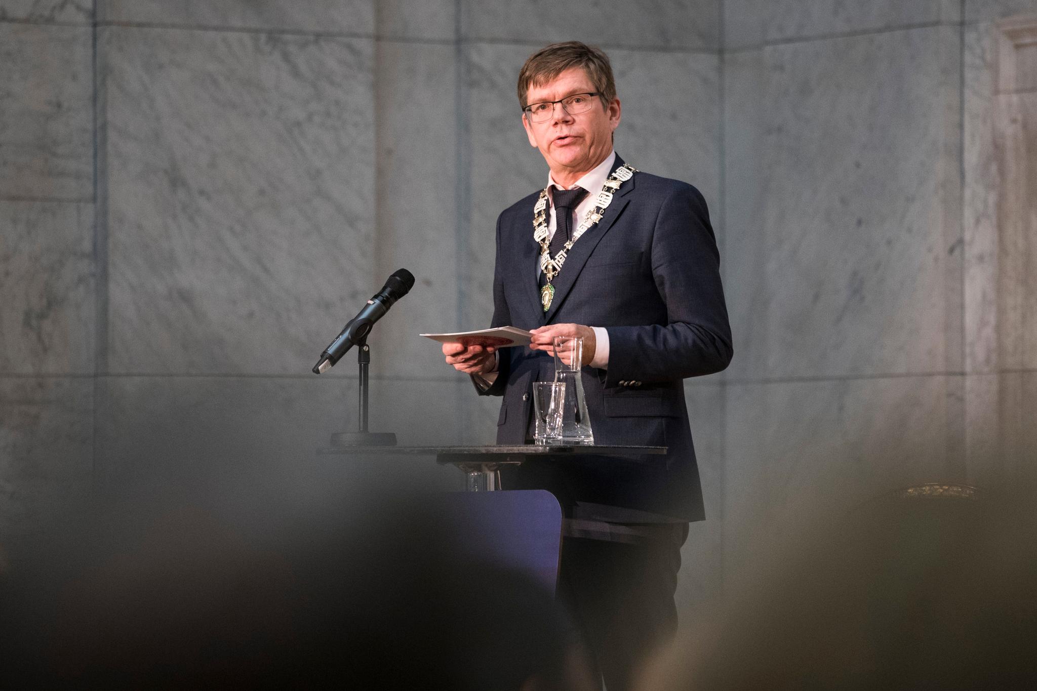 Rektor ved Universitetet i Oslo, Svein Stølen, mener stortingsflertallets forslag om ny finansieringsmodell kortslutter pågående arbeid. Det er feil, svarer Arbeiderpartiet.