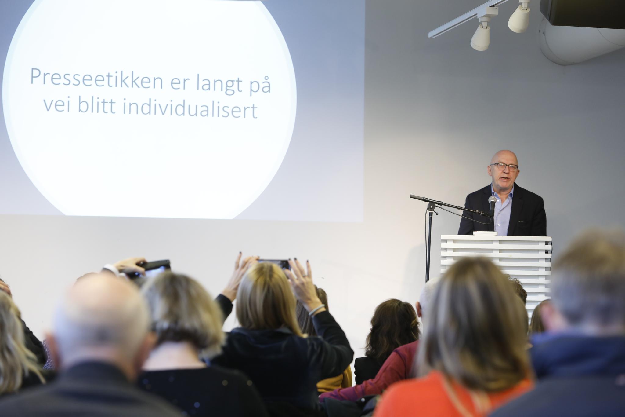 Kildeutvalgets leder Sven Egil Omdal la frem sin rapport om medienes kildebruk på Litteraturhuset i Oslo i fjor.