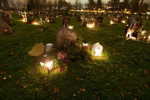 Allehelgensdag markeres ofte med levende lys på gravene til avdøde slektninger. Her fra Grefsen Kirkegård i 2014.