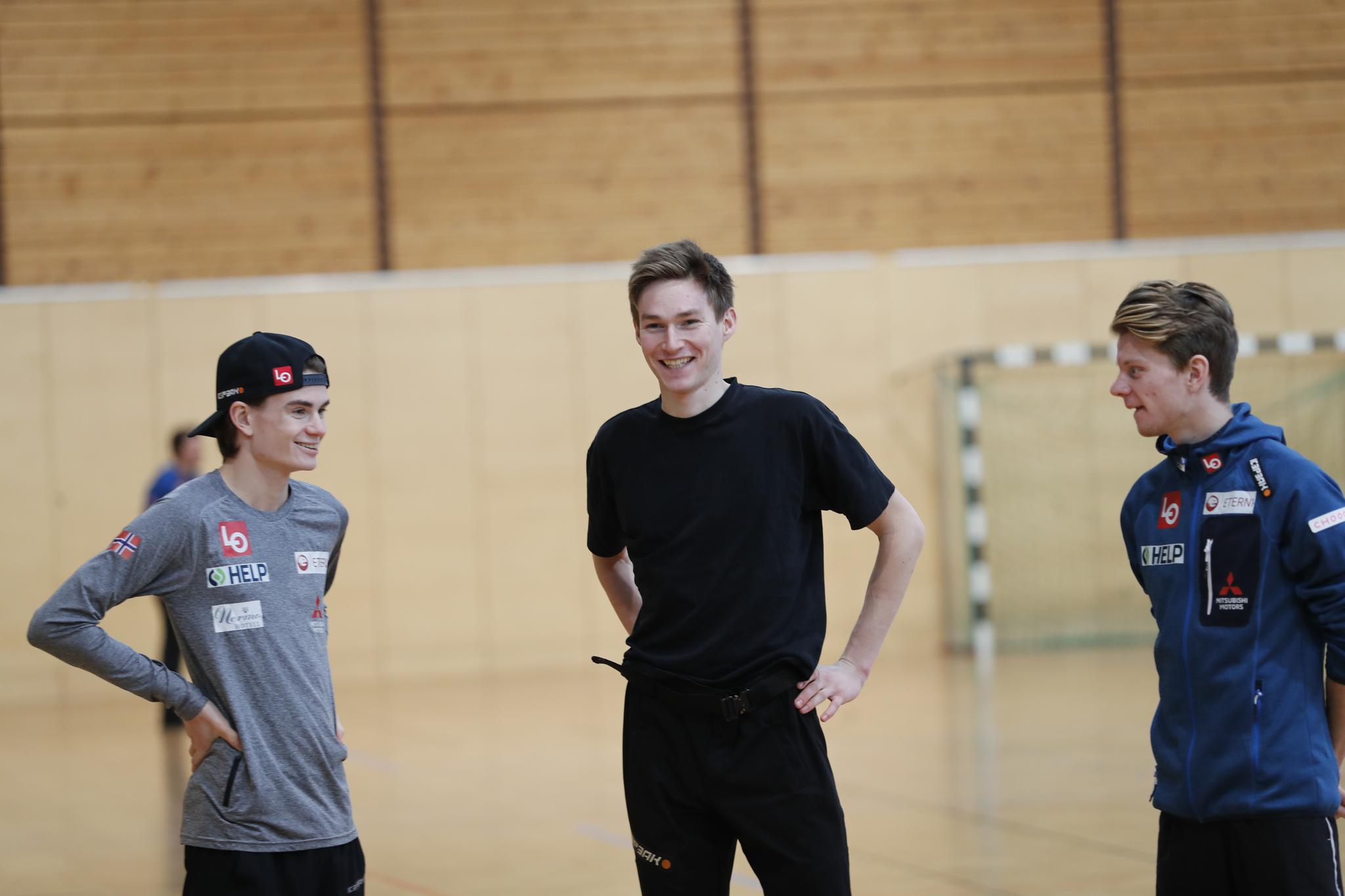 Smilene satt løst under torsdagens trening i Innsbruck. Her er Marius Lindvik, Robin Pedersen og Anders Håre.