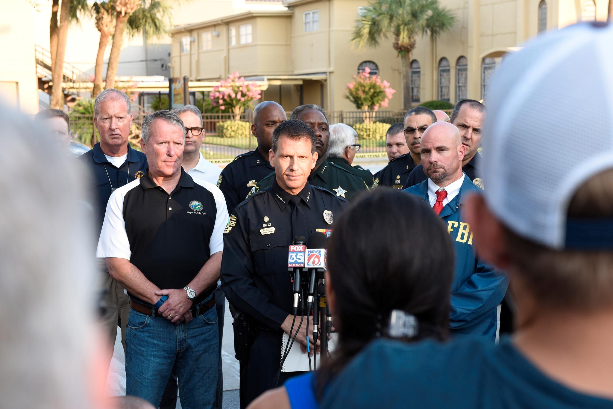 Sjef for politiet i Orlando, John Mina, og andre myndighetsrepresentanter besvarer medias spørsmål om angrepet.