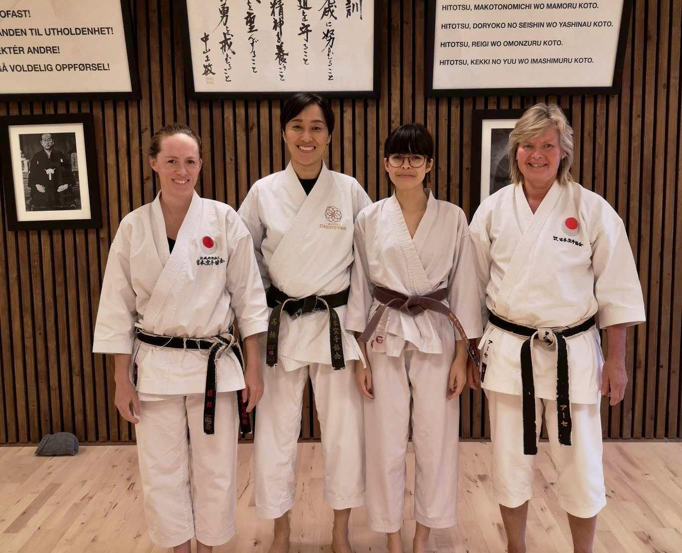 Randaberg karateklubb har vært på kvinnesamling. Linn Catrin Viste, Yuko Takahashi, Maria Amelia Helland og Åse Grinde Brekke. Takahashi er tidligere verdensmester. 