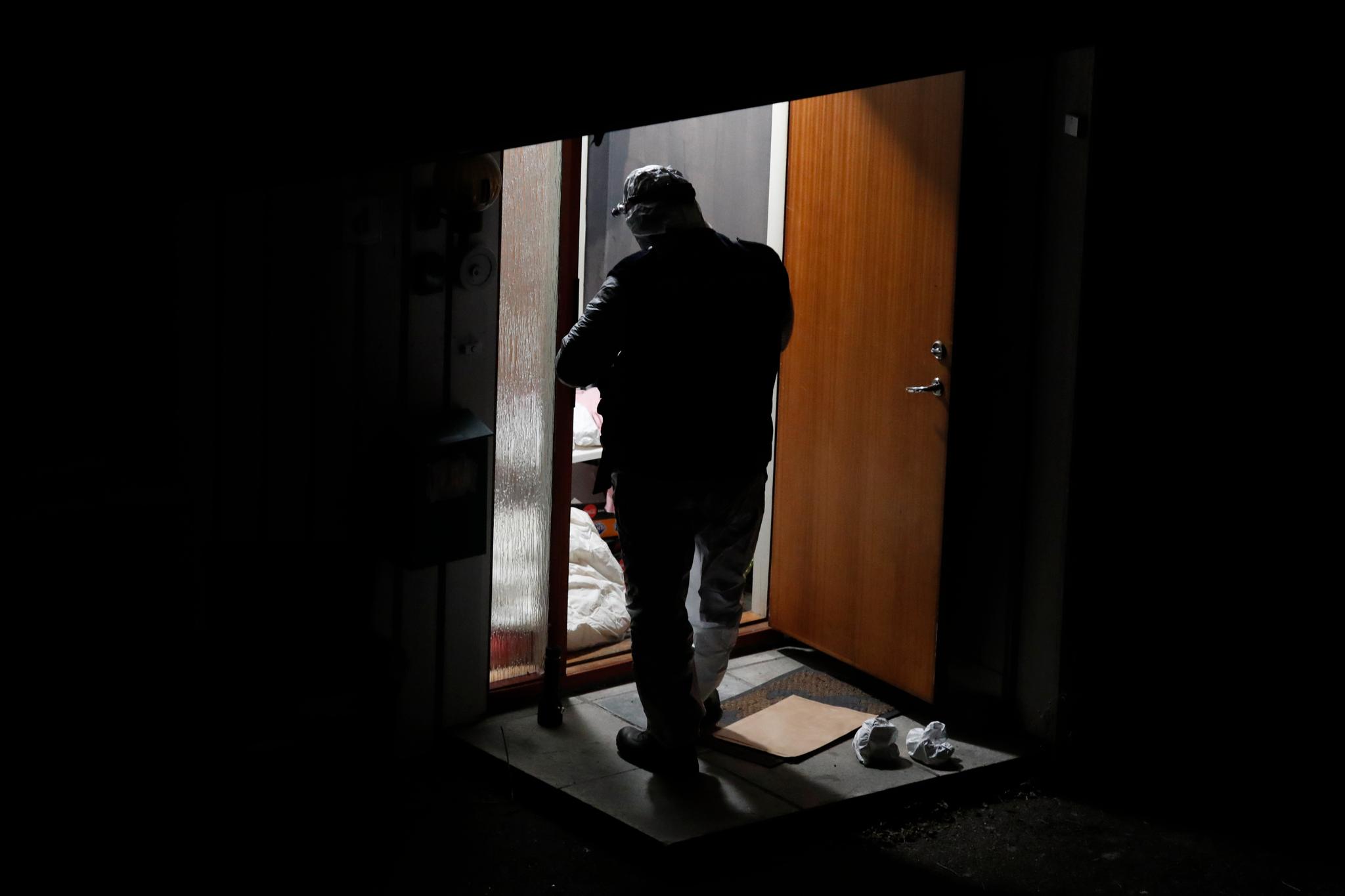 En kriminaltekniker på vei inn i den aktuelle leiligheten på Husøy ved Tønsberg natt til skjærtorsdag.