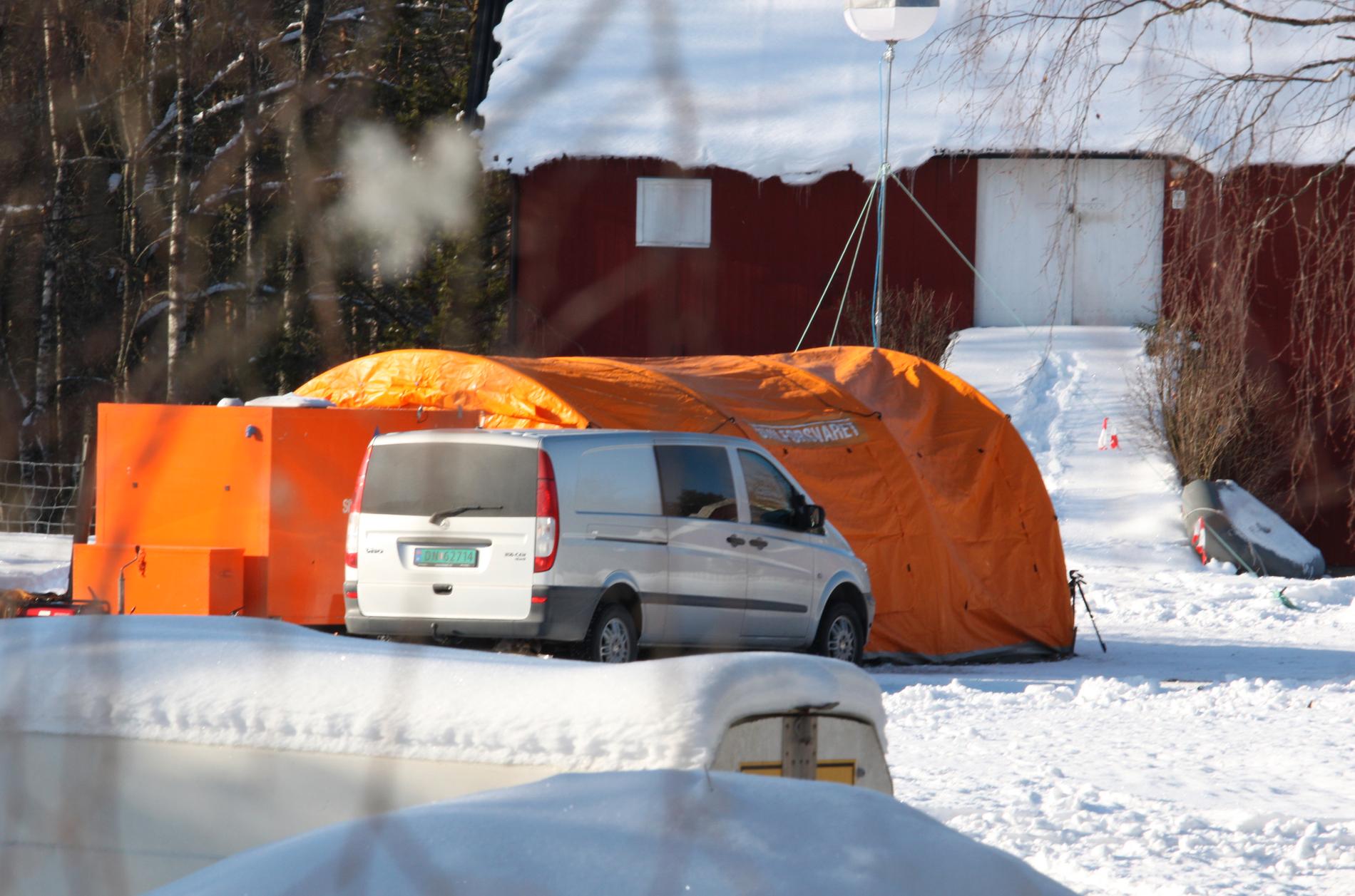 Et oransje telt er satt opp på gårdsbruket i Simonstad der politiet fant en død person tirsdag. Et samboerpar er siktet for forsettlig drap i saken.
Foto: Jens Holm / Stringerfoto / NTB scanpix