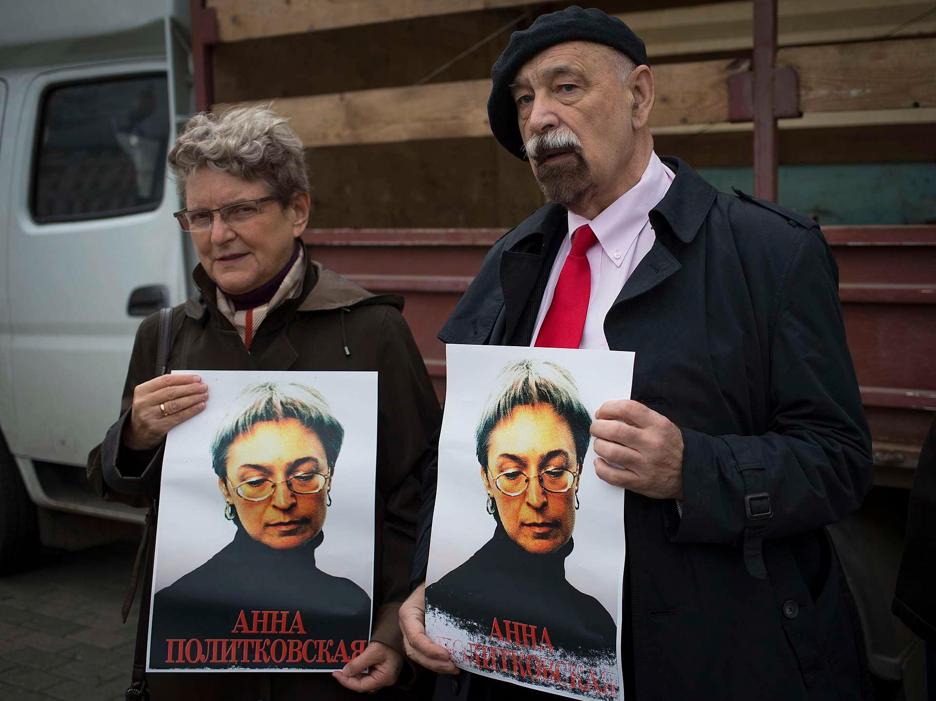 Svetlana Gannusjkina var matematiker før hun engasjerte seg i menneskerettighetsarbeid. Her minnes hun drapet på journalisten Anna Politkovskaja under en markering i oktober 2012.