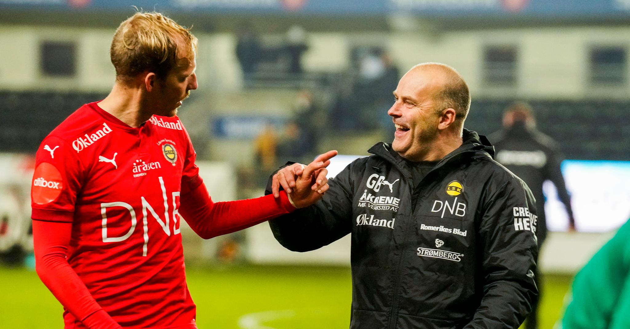 Trener Geir Bakke (til høyre) og Gjermund Åsen smilte bredt etter snuoperasjonen mot Rosenborg på Lerkendal sist helg. Tre mål de siste 22 minuttene sørget for en viktig 3–1-seier. 