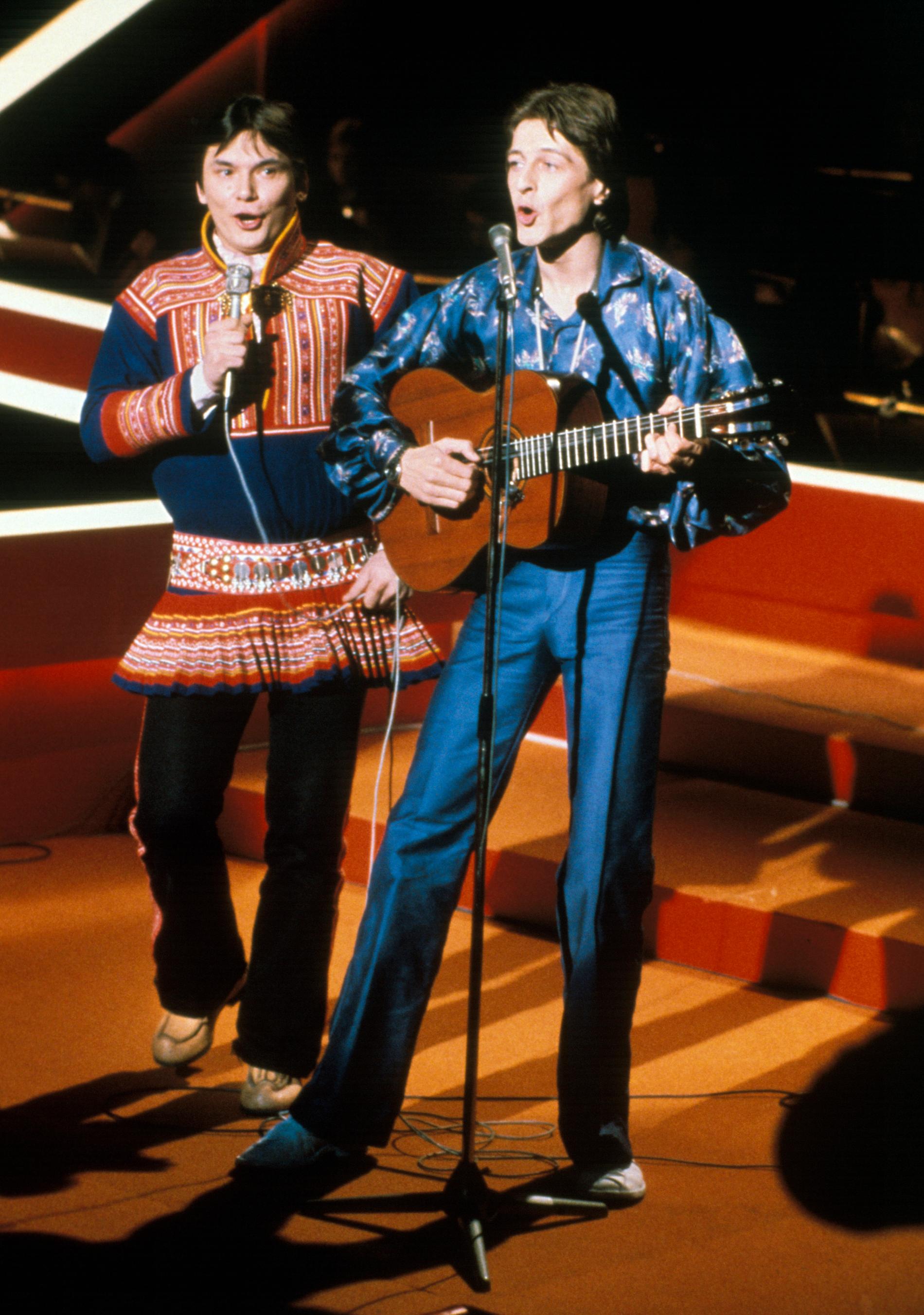 Mattis Hætta (til v.) og Sverre Kjelsberg da de vant den norske Melodi Grand Prix-finalen med sangen «Sami Ædnan».