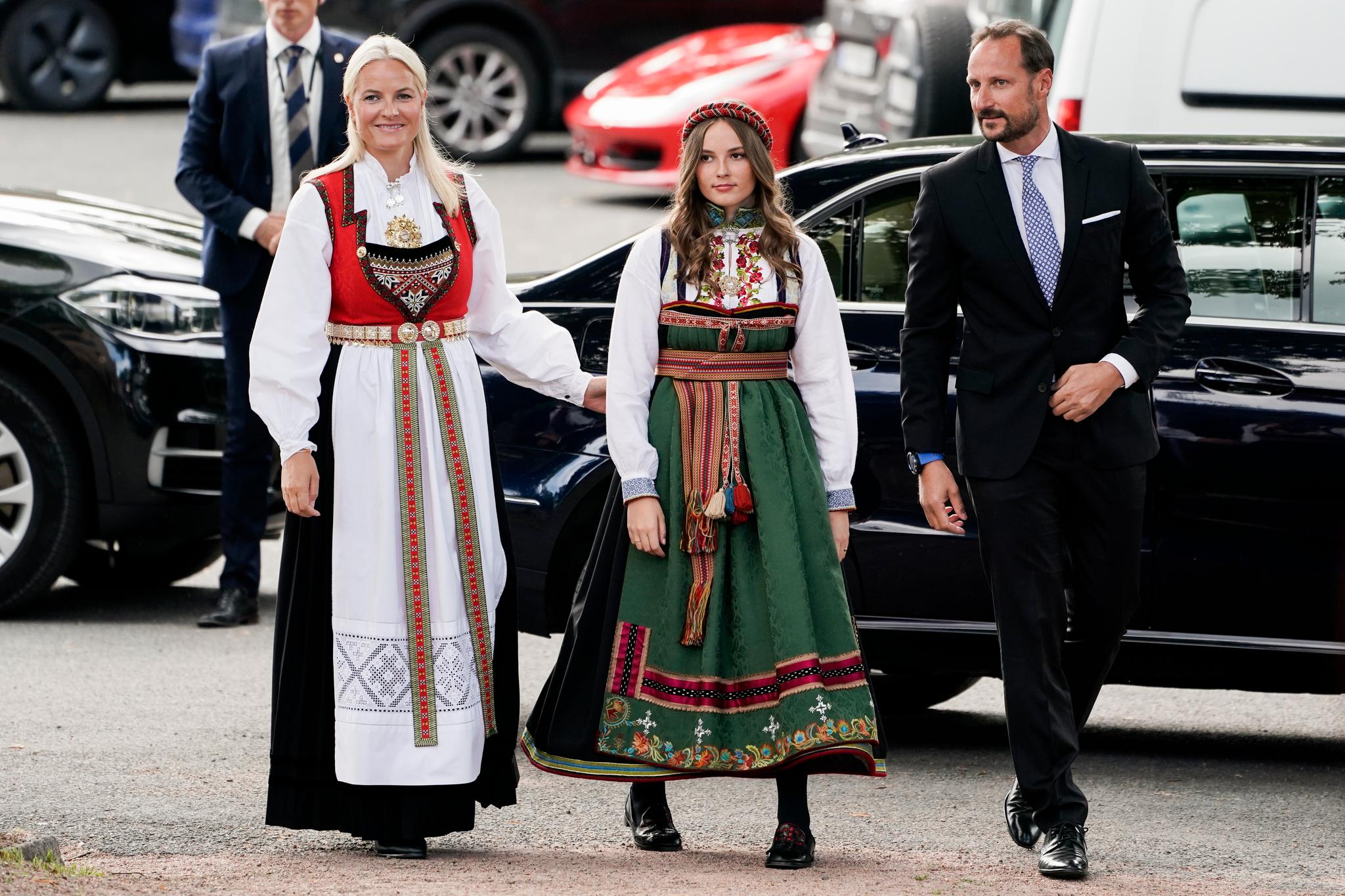 Kronprinsesse Mette-Marit, prinsesse Ingrid Alexandra og kronprins Haakon ankommer kirken før konfirmasjonen til prins Sverre Magnus i Asker Kirke.