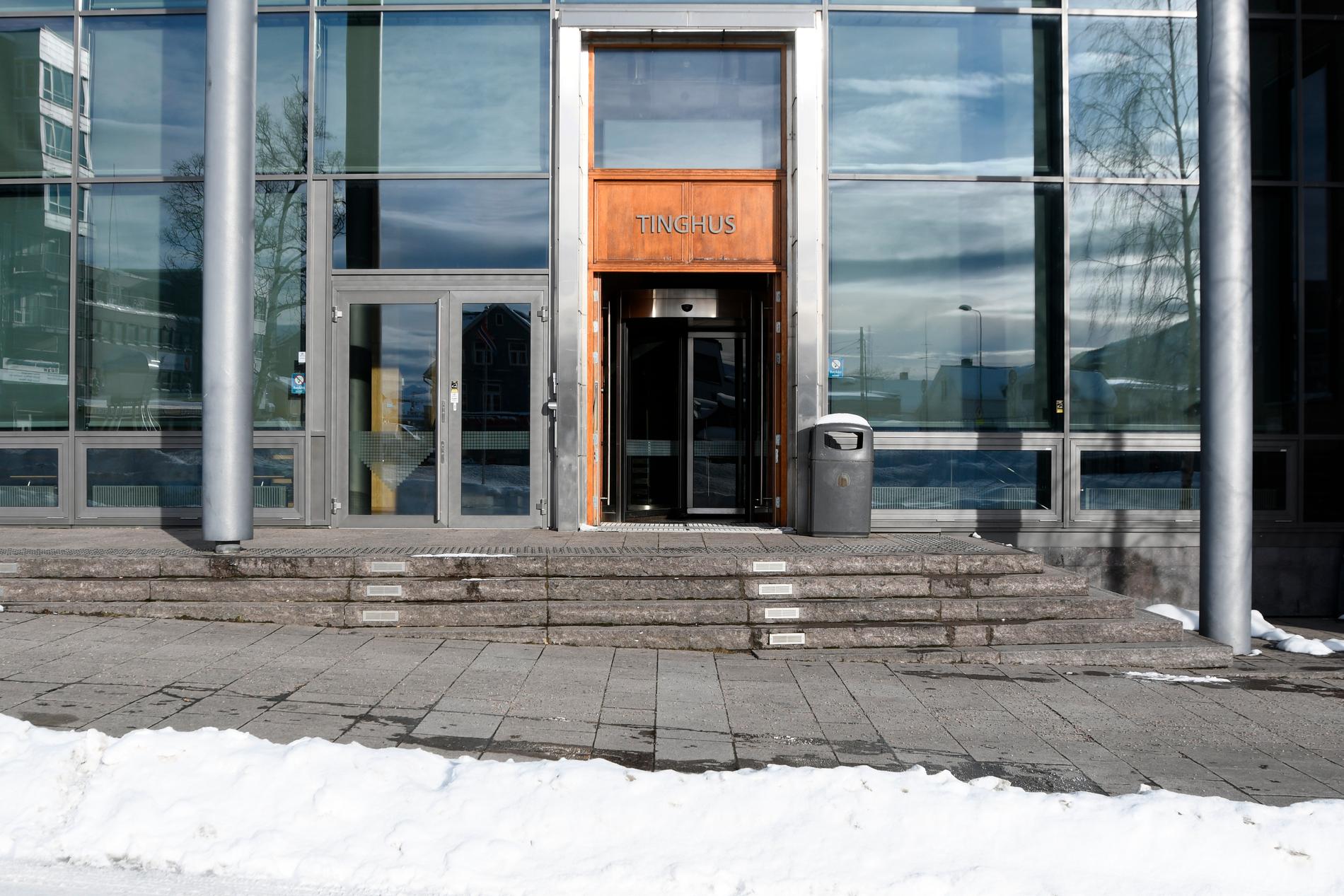 RETTSSAK: En 29 år gammel russisk mann er tiltalt for å ha ranet en bank i Longyearbyen på Svalbard i fjor. Rettssaken er berammet i Nord-Troms tingrett i starten av mai. 