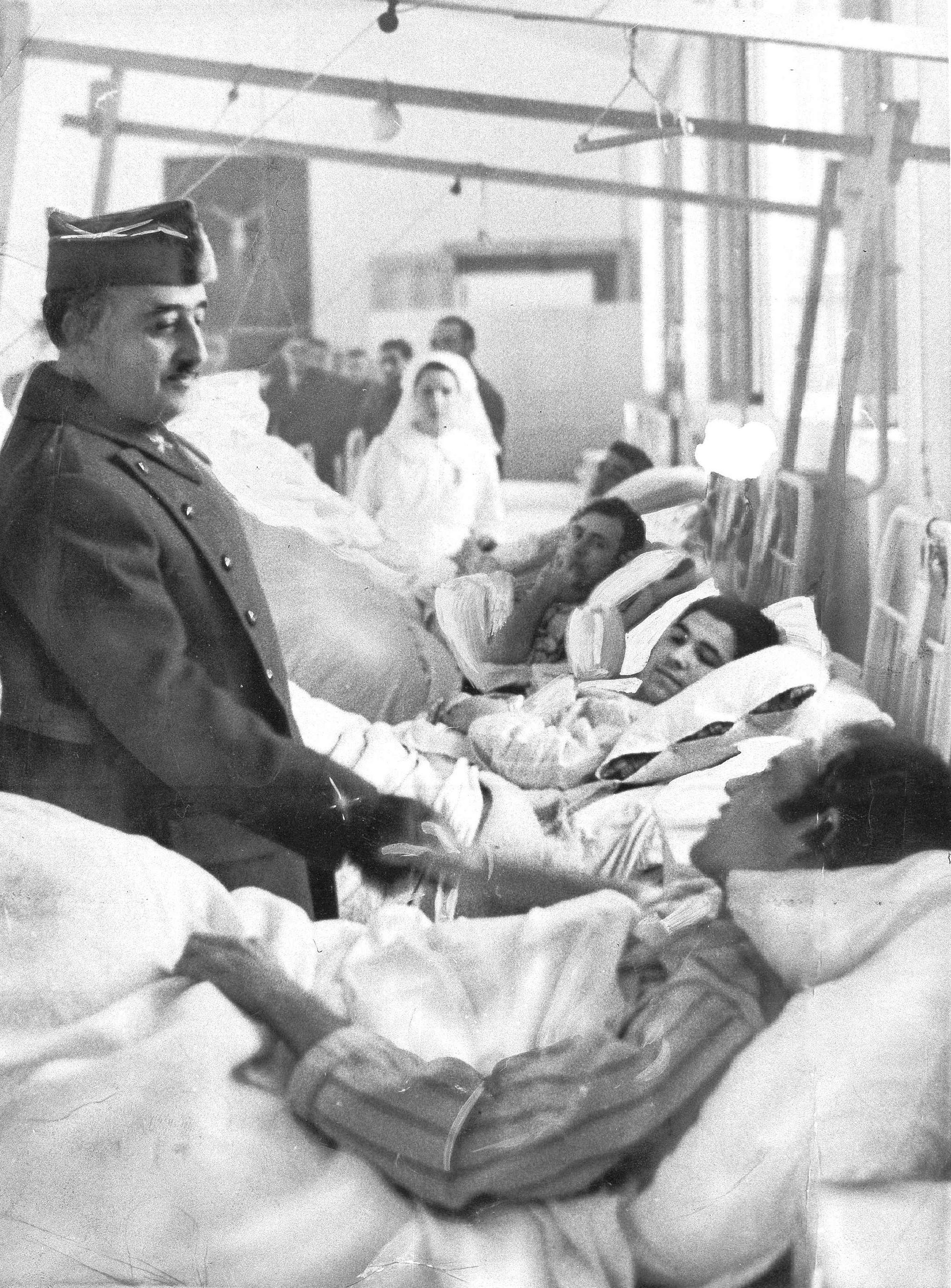  Opprørsgeneralen Francisco Franco hilser på en av sine sårede menn i Burgos, mars 1938.