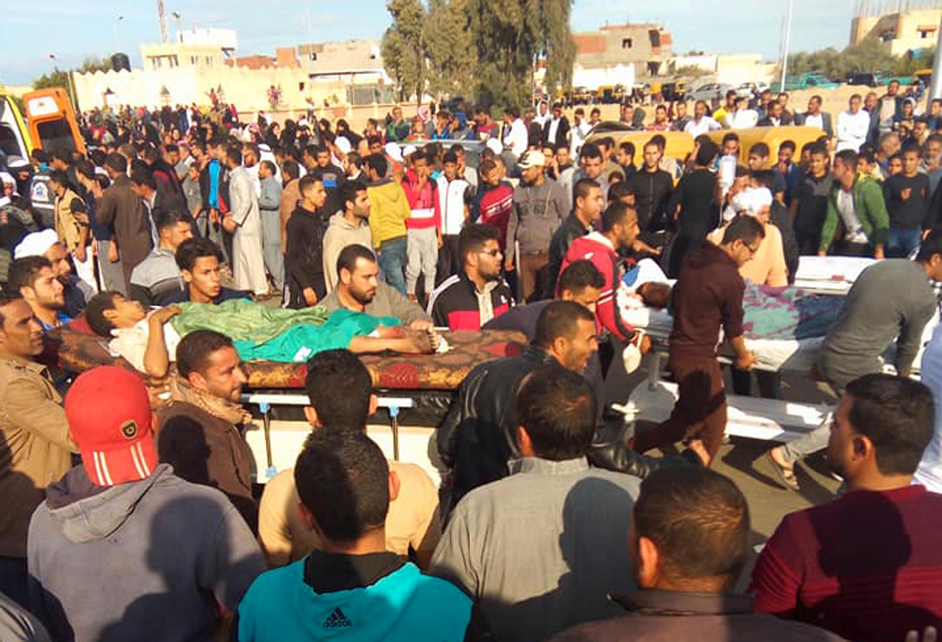 ÅSTEDET: Jagerfly fra det egyptiske flyvåpenet har utført flere angrep i etterkant av moskéangrepet på Sinaihalvøya. Her blir sårede fraktet bort fra åstedet der mer minst 235 mennesker ble drept.
