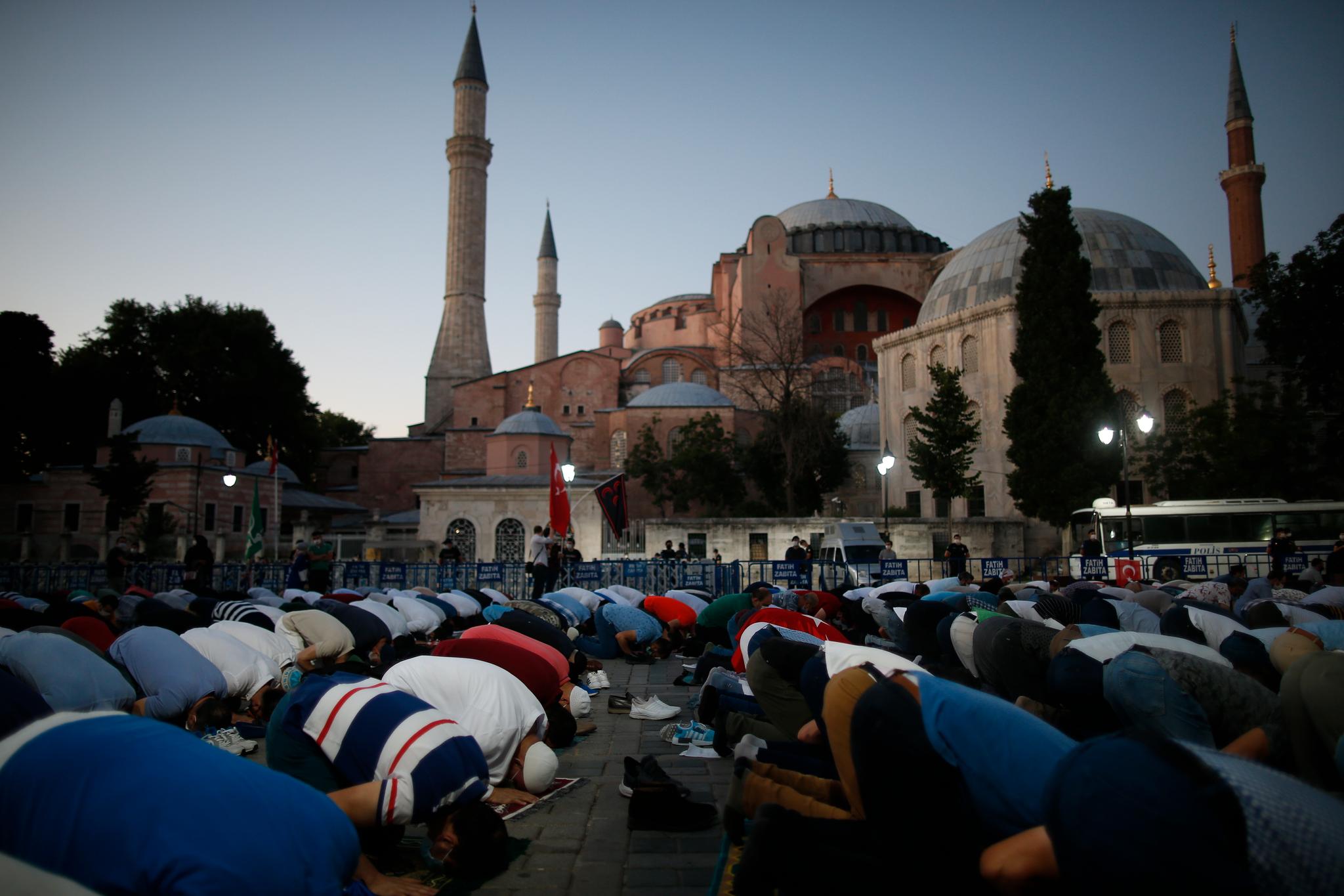 Tyrkiske muslimer avholdt fredagsbønn utenfor Hagia Sofia i Istanbul etter avgjørelsen om å omgjøre den ikoniske bygningen til moské tidligere på dagen. 