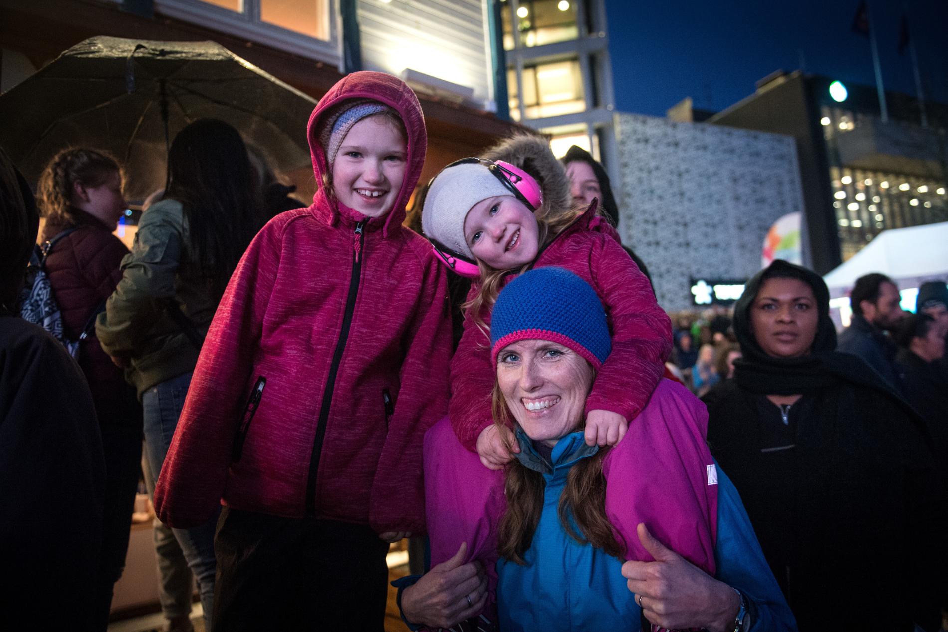 Emma Lovra Taylor (7), Sara Lovra Taylor (4) og Hanne Brit Lovra Taylor møtte opp med vanntette og varme klær for å se Isac Elliot i Stavanger. 