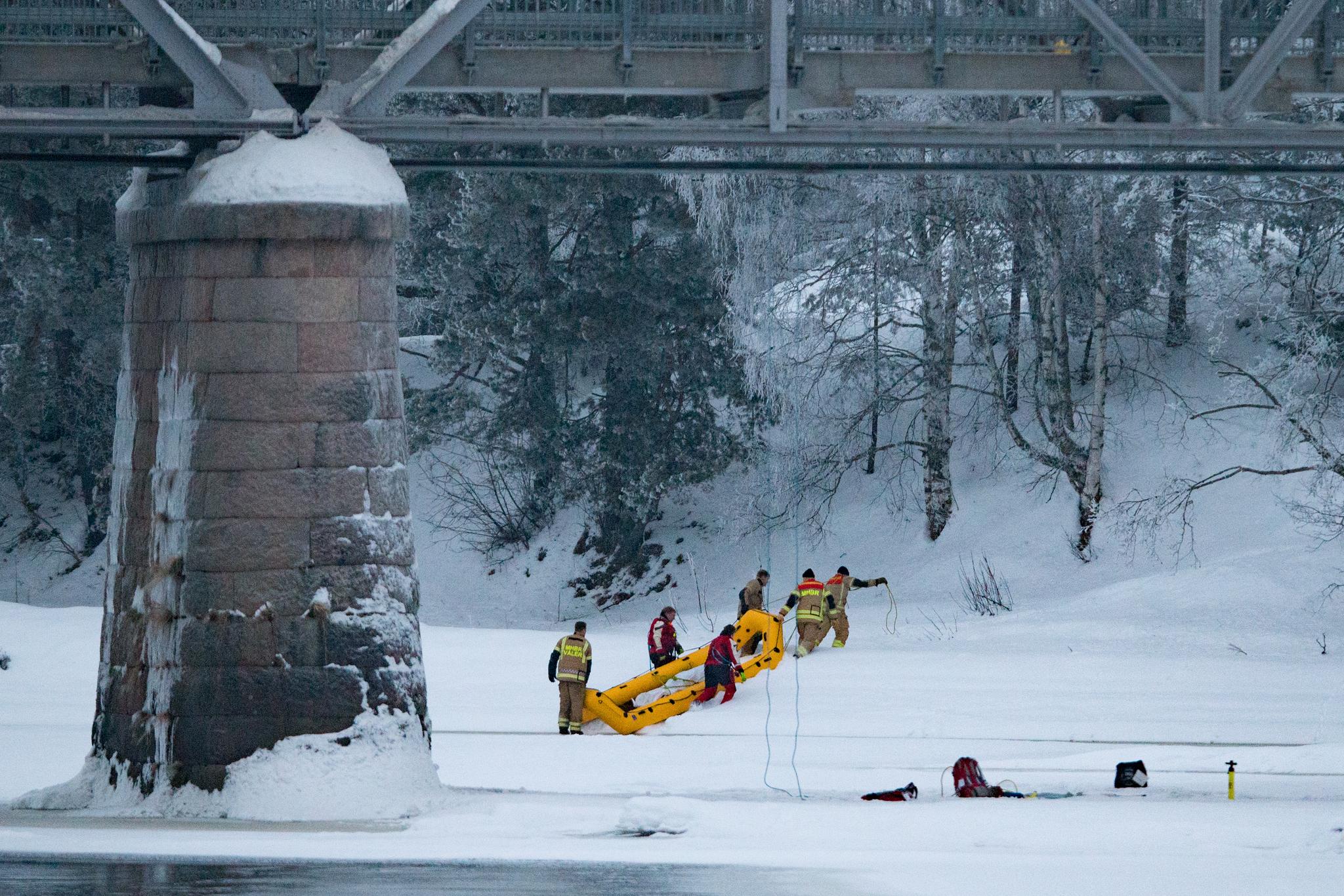  Midt-Hedmark brann og redning henter opp avdøde Janne Jemtland fra Glomma i januar. 