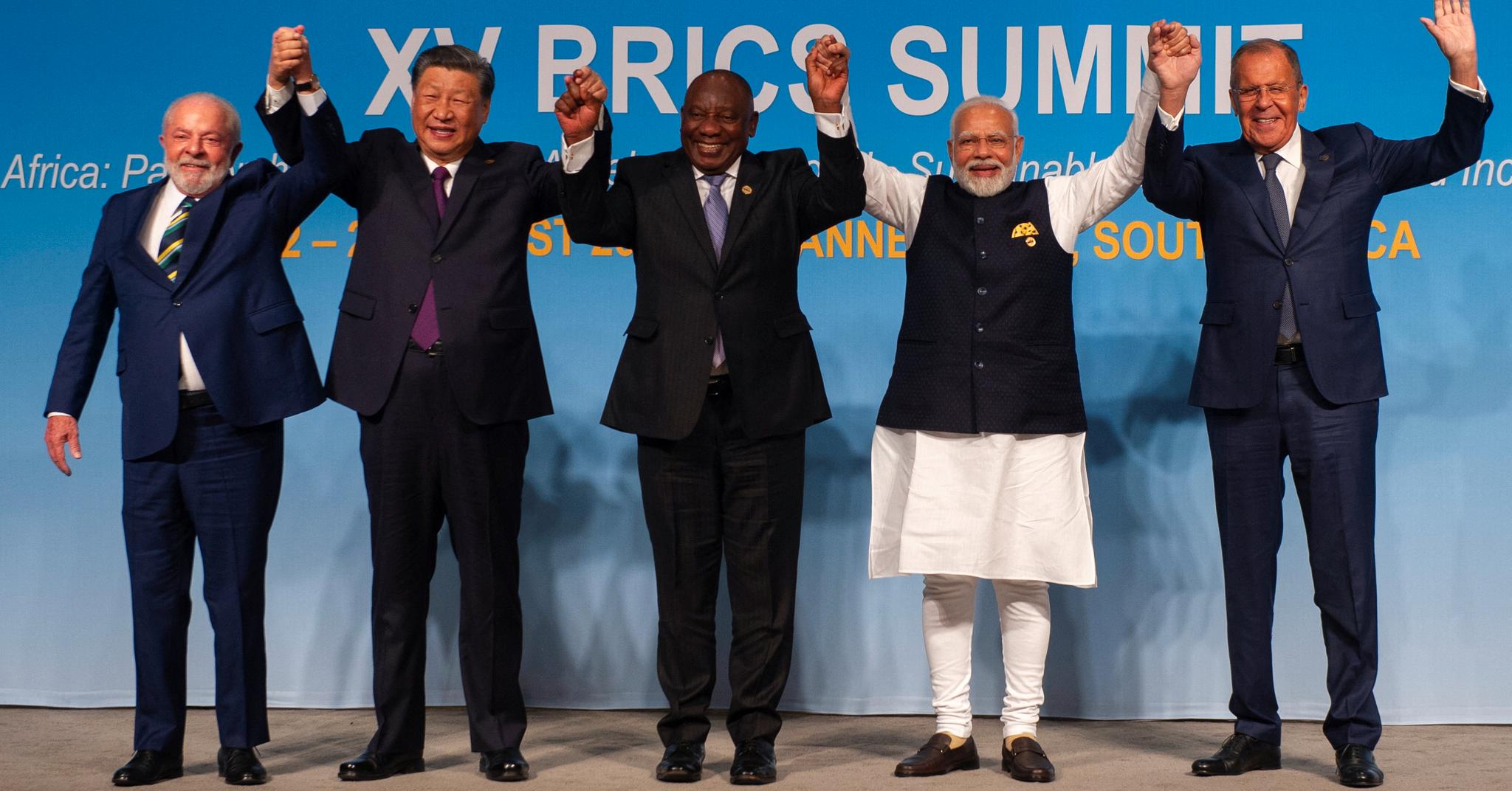 Luiz Inacio Lula da Silva, Kinas leder Xi Jinping, Sør-Afrikas president Cyril Ramaphosa, Indias statsminister Narendra Modi og Russlands utenriksminister Sergej Lavrov møttes under Brics-møtet i Johannesburg.