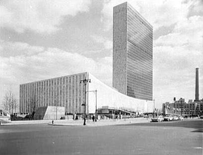 FN-bygningen sto ferdig i 1952 etter tegninger av den amerikanske arkitekten og prosjektlederen Wallace K. Harrison. Han samarbeidet med internasjonalt anerkjente arkitekter som rådgivere, bl.a. Oscar Niemeyer fra Brasil og Le Corbusier fra Frankrike.