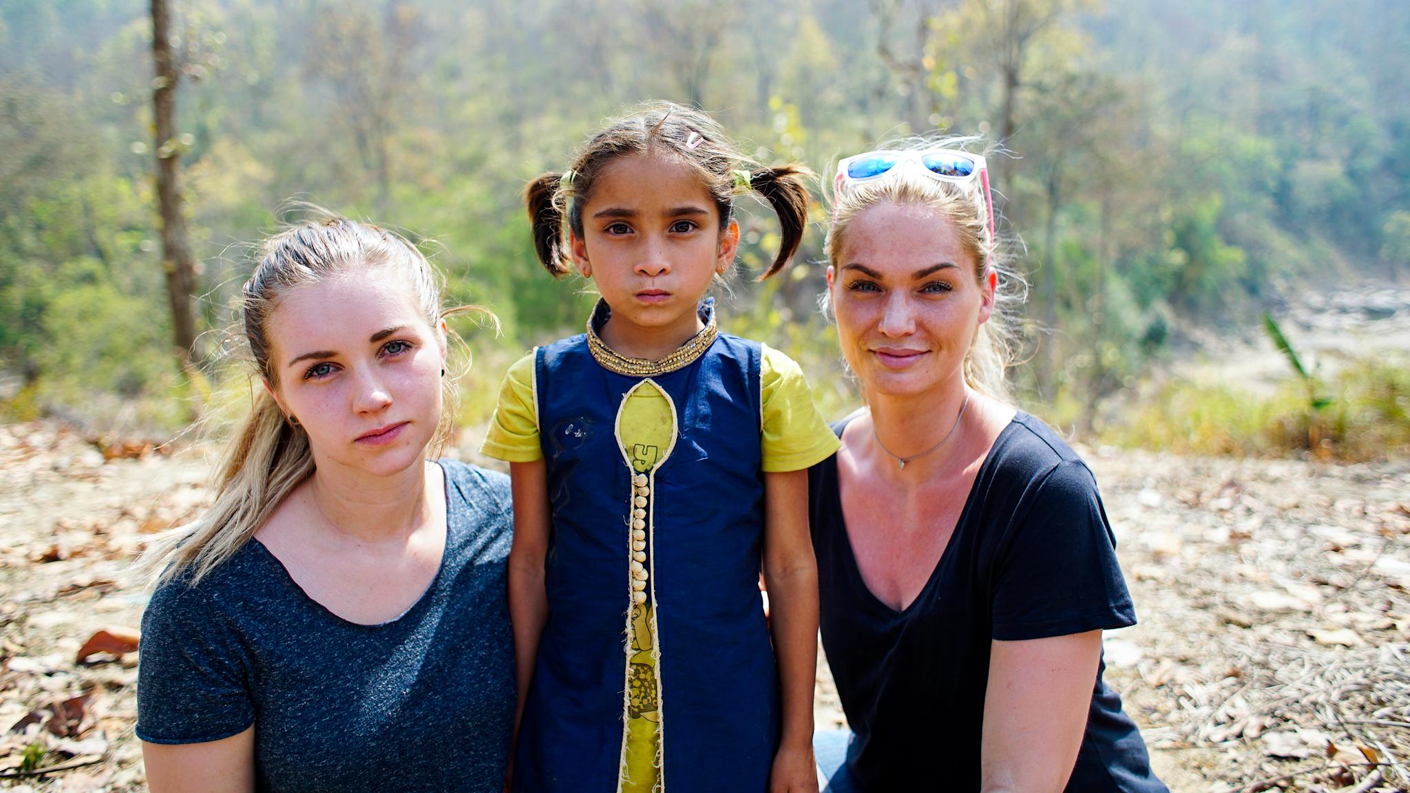 Marna Haugen Burøe, Sandhya BK og Mia Charlotte Johnsen i Nepal. Sandhya har ikke noe skikkelig etternavn, kun bokstavene som forteller at hun er kasteløs.