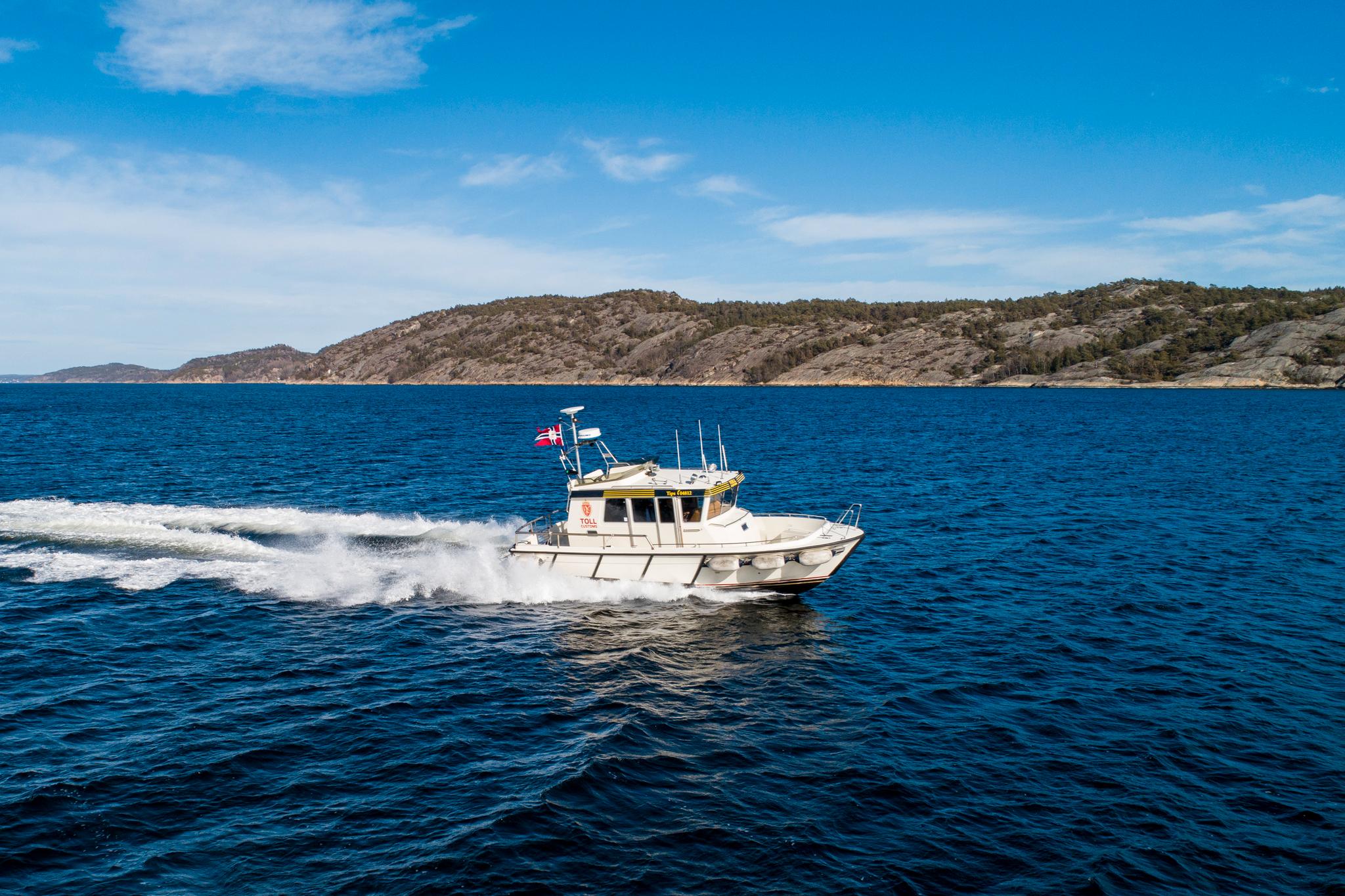 Tollinspektører om bord i en av tollbåtene som patruljerer grensen mot Sverige. 