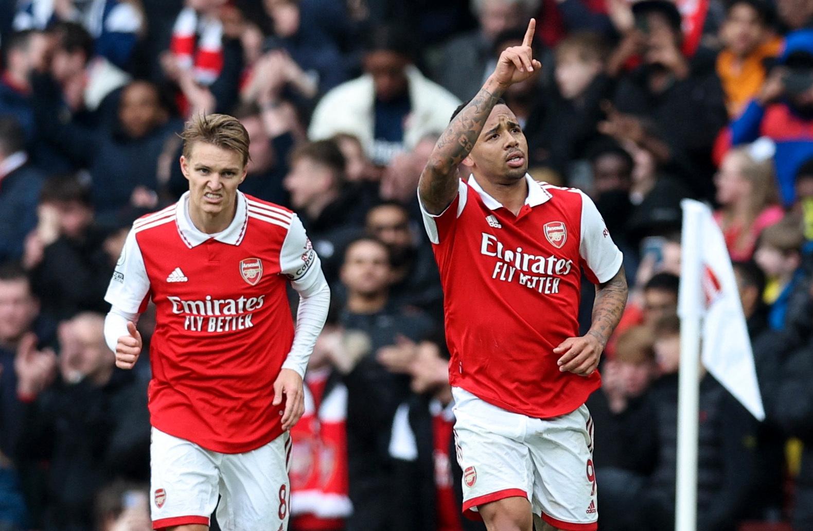 STRAFFESCORING: Gabriel Jesus satte ballen i mål fra elleve meter, Arsenal-kaptein Martin Ødegaard er fornøyd. 