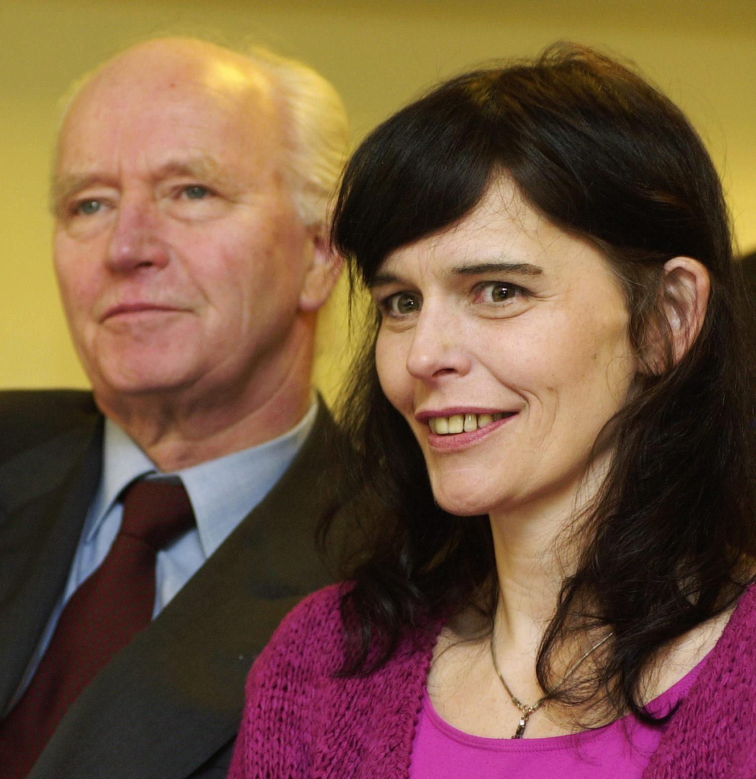 Thorvald og Nini Stoltenberg mottok Frelsesarmeens ærespris i 2001. Her er de fotografert på utdelingen av Booth-prisen 2002, som gikk til Ole Fyrand.  