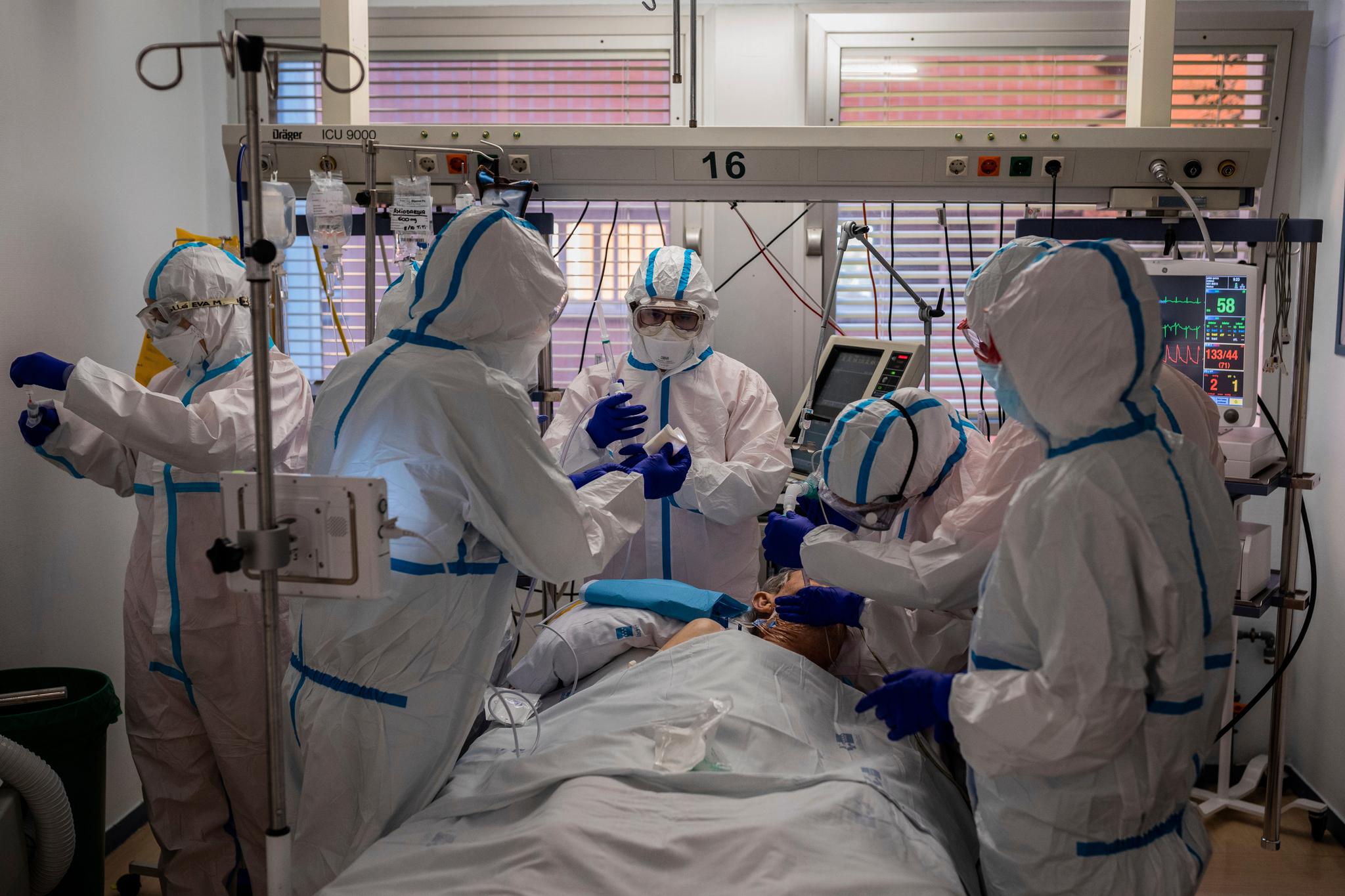 En covid-19-syk pasient behandles på et sykehus i Madrid 9. oktober. Det har de siste ukene vært en kraftig økning i antall smittetilfeller i Spania. 