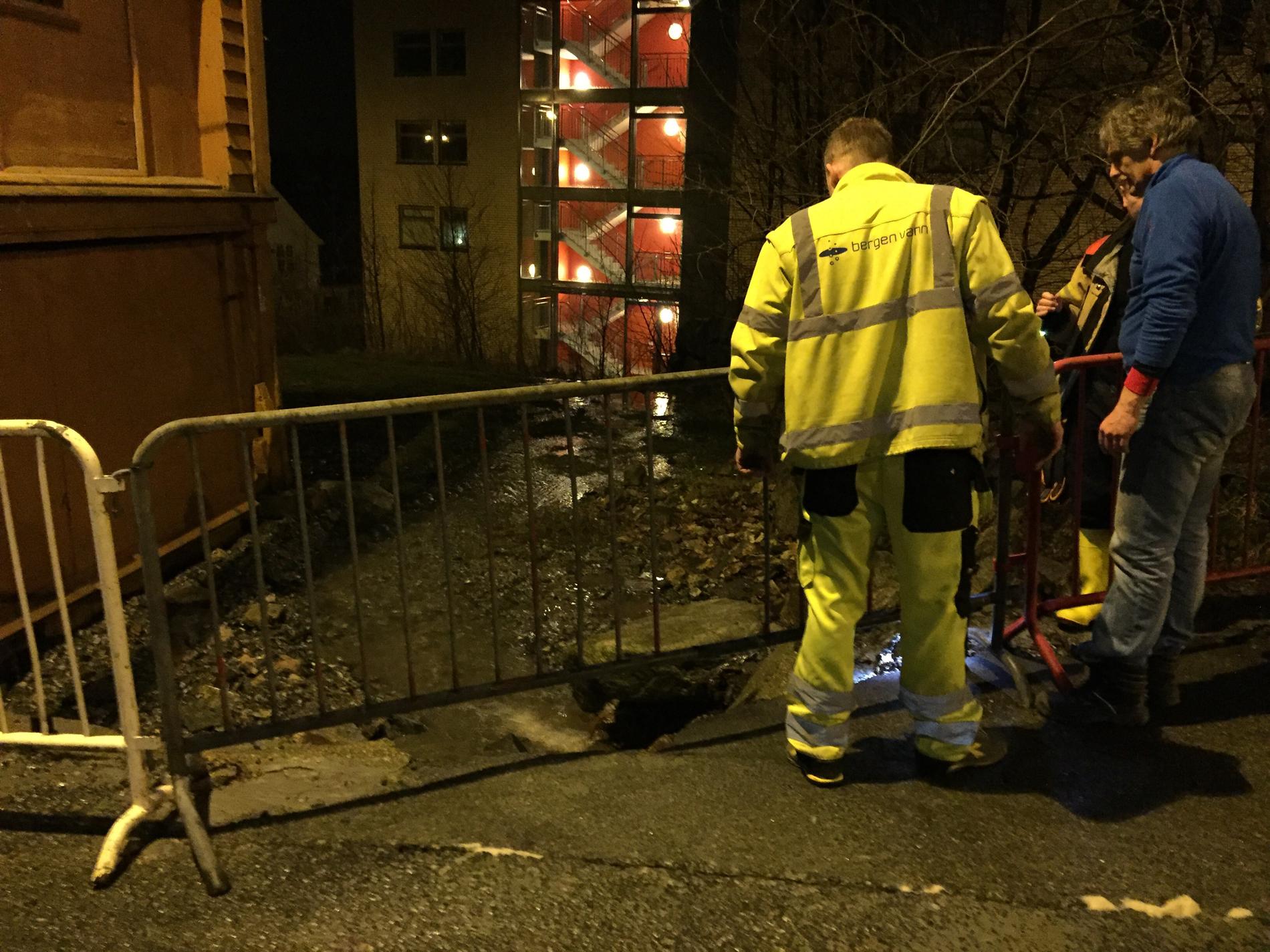 PÅ PLASS: Folk fra Brannvesenet og kommunens vaktsentral rykket ut i natt.