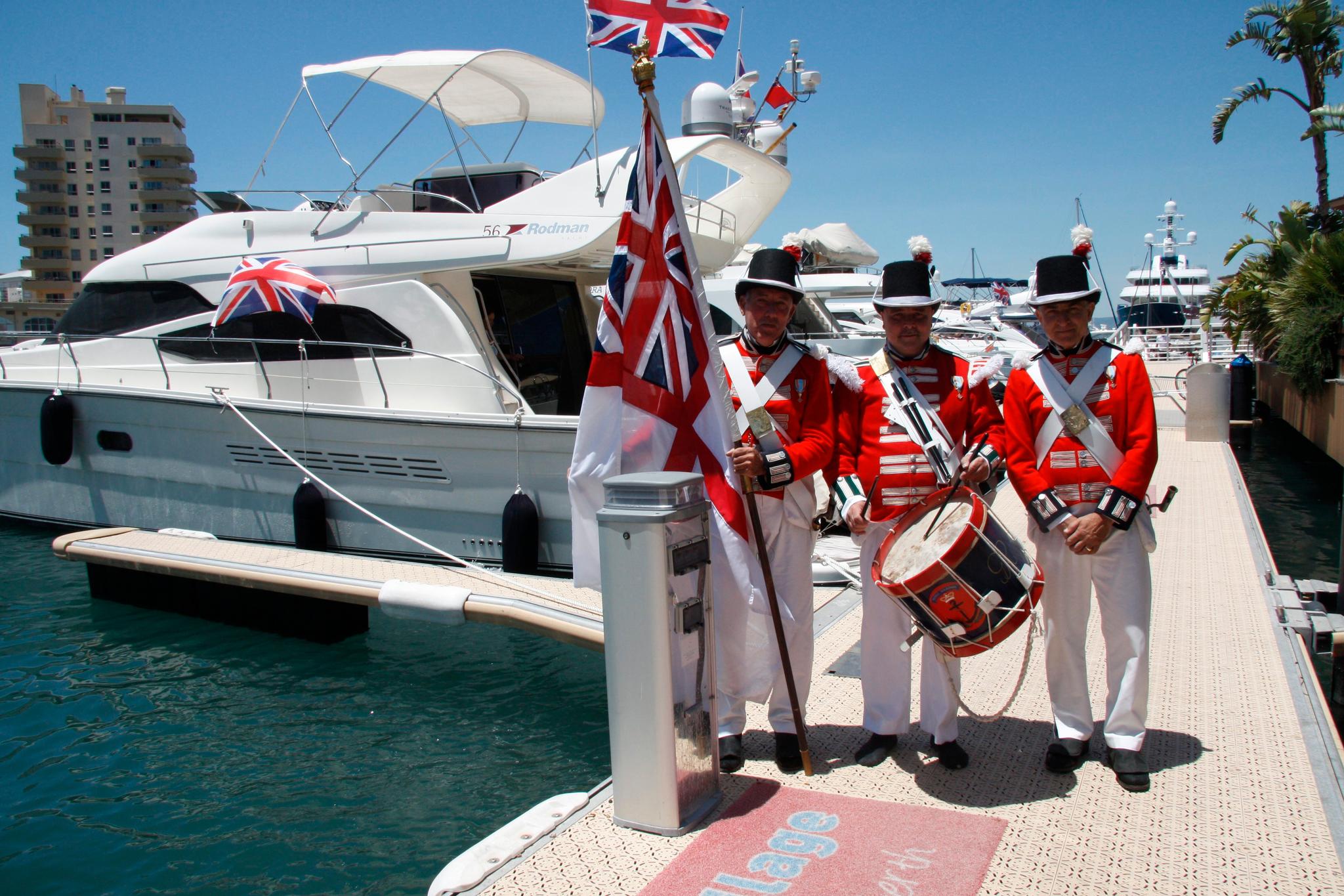 Britene benytter enhver anledning til å feire det britiske. Disse lokalpatriotene, kledd i historiske Royal Navy uniformer, forbereder båtparade rundt Klippen.