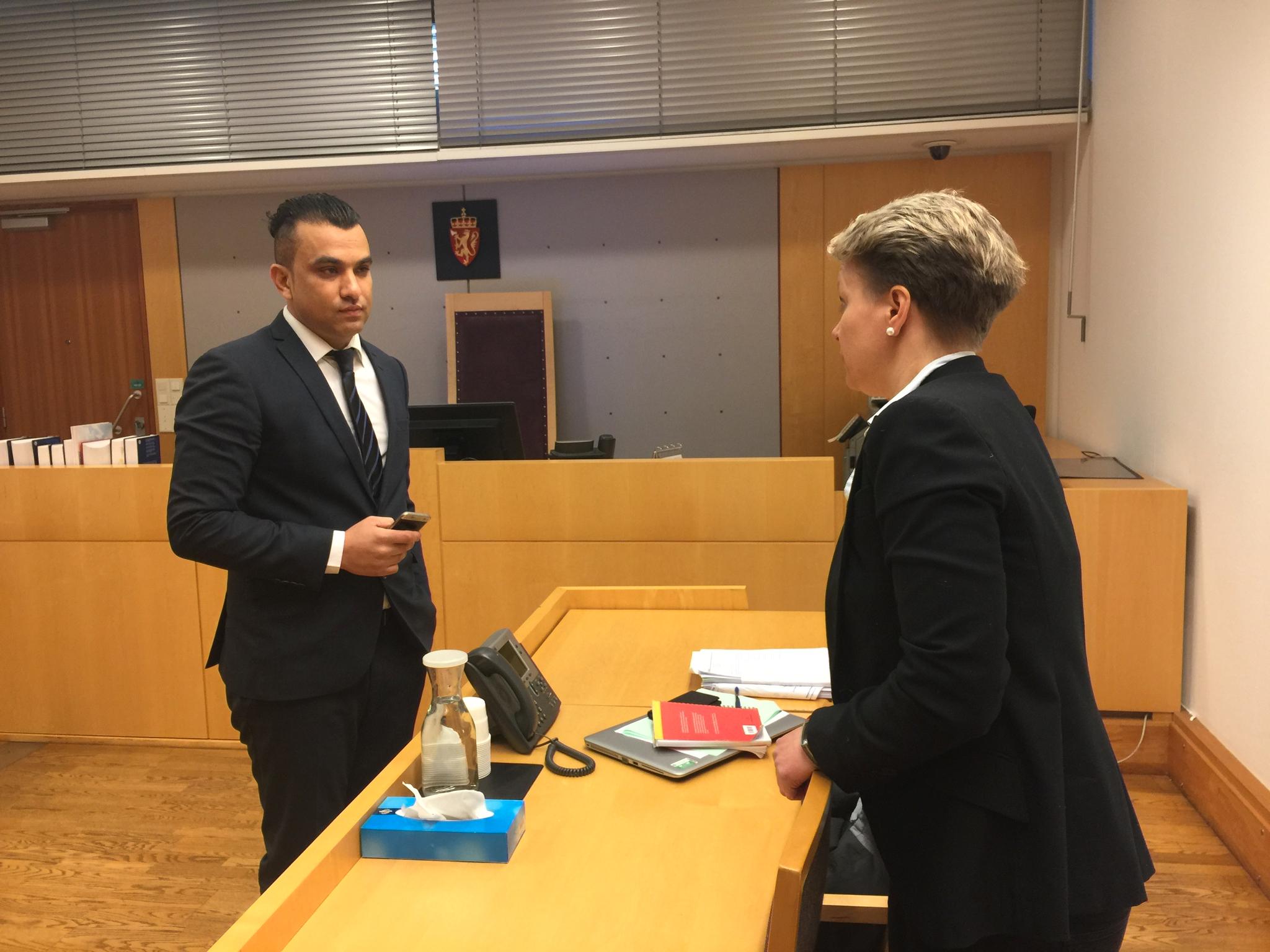 17-åringens forsvarer, advokat Javeed Shah, og PSTs påtaleansvarlig, politiadvokat Kathrine Tonstad, i forbindelse med et fengslingsmøte i Oslo tingrett. 