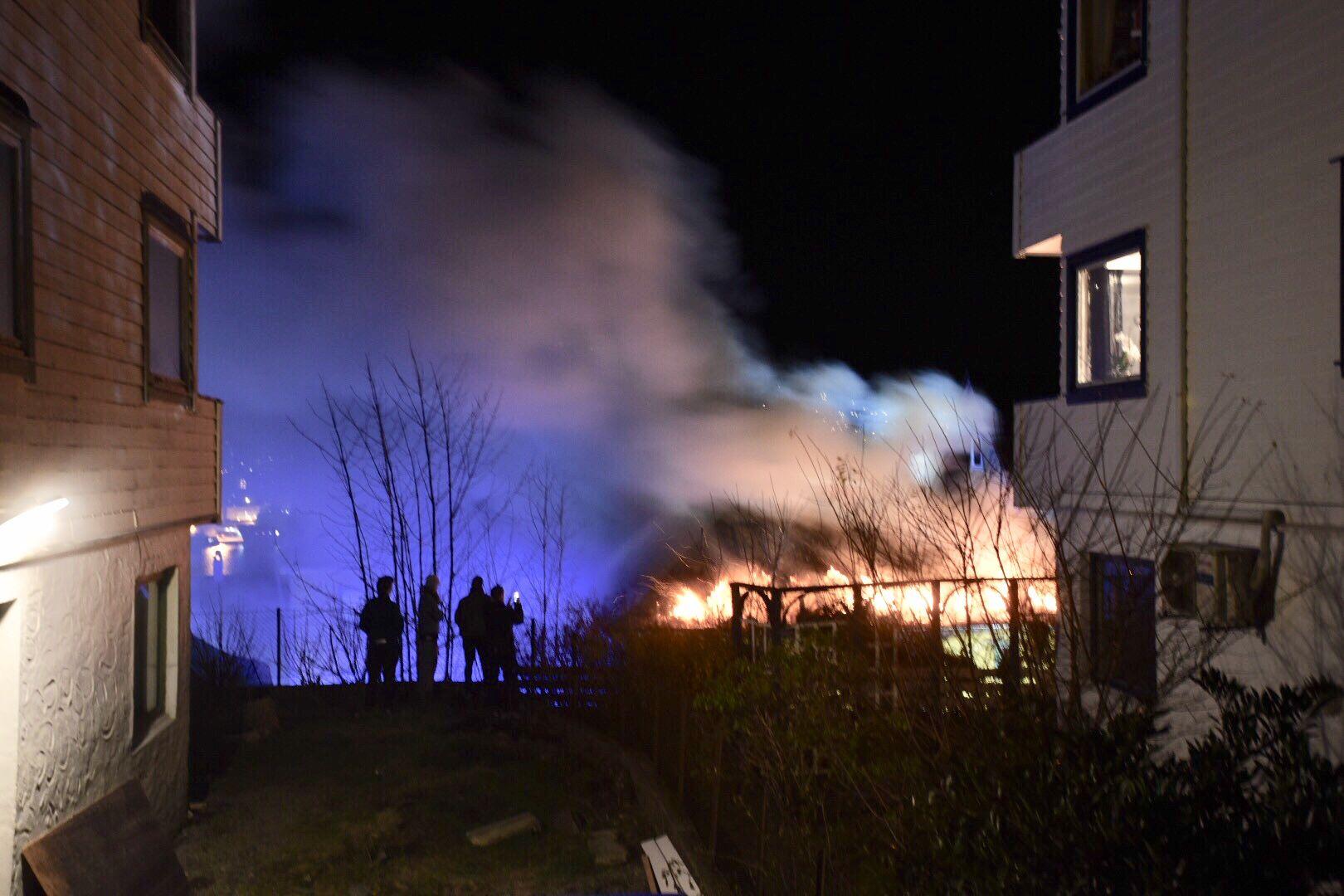 Én person er kjørt Haukeland universitetssykehus og to til legevakten etter brannen i Laksevåg.