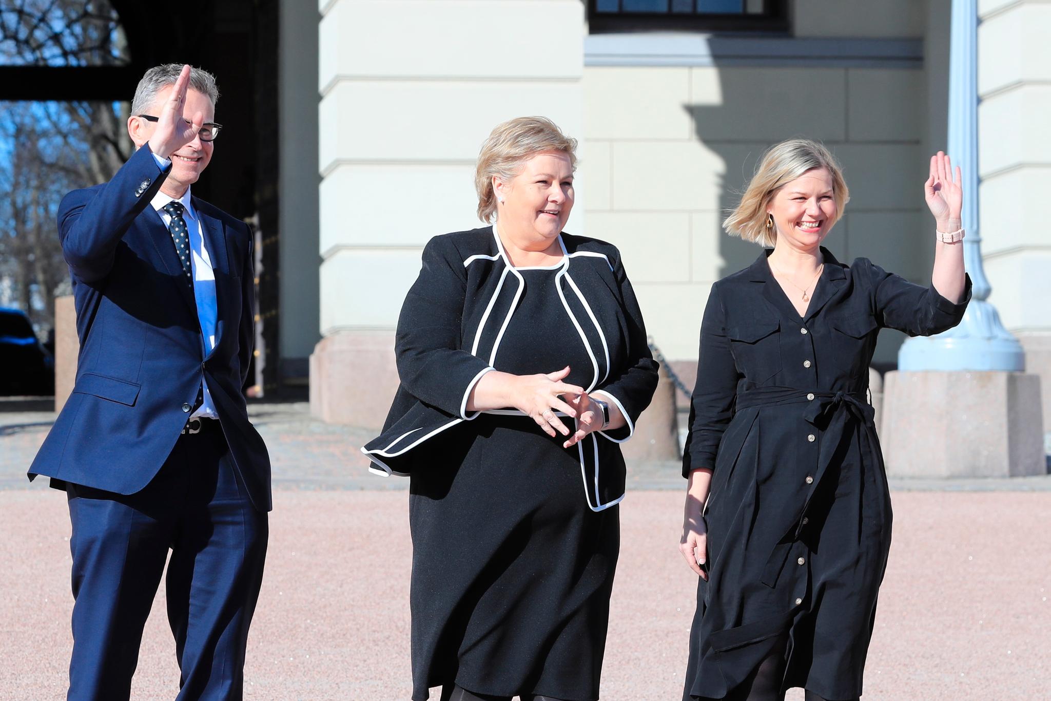 Det var kun presse, noen familiemedlemmer og noen få fra partiene tilstede da de nye statsrådene ble presentert på Slottsplassen i dag. T.h Odd Emil Ingebrigtsen. Til venstre for statsministeren Guri Melby.