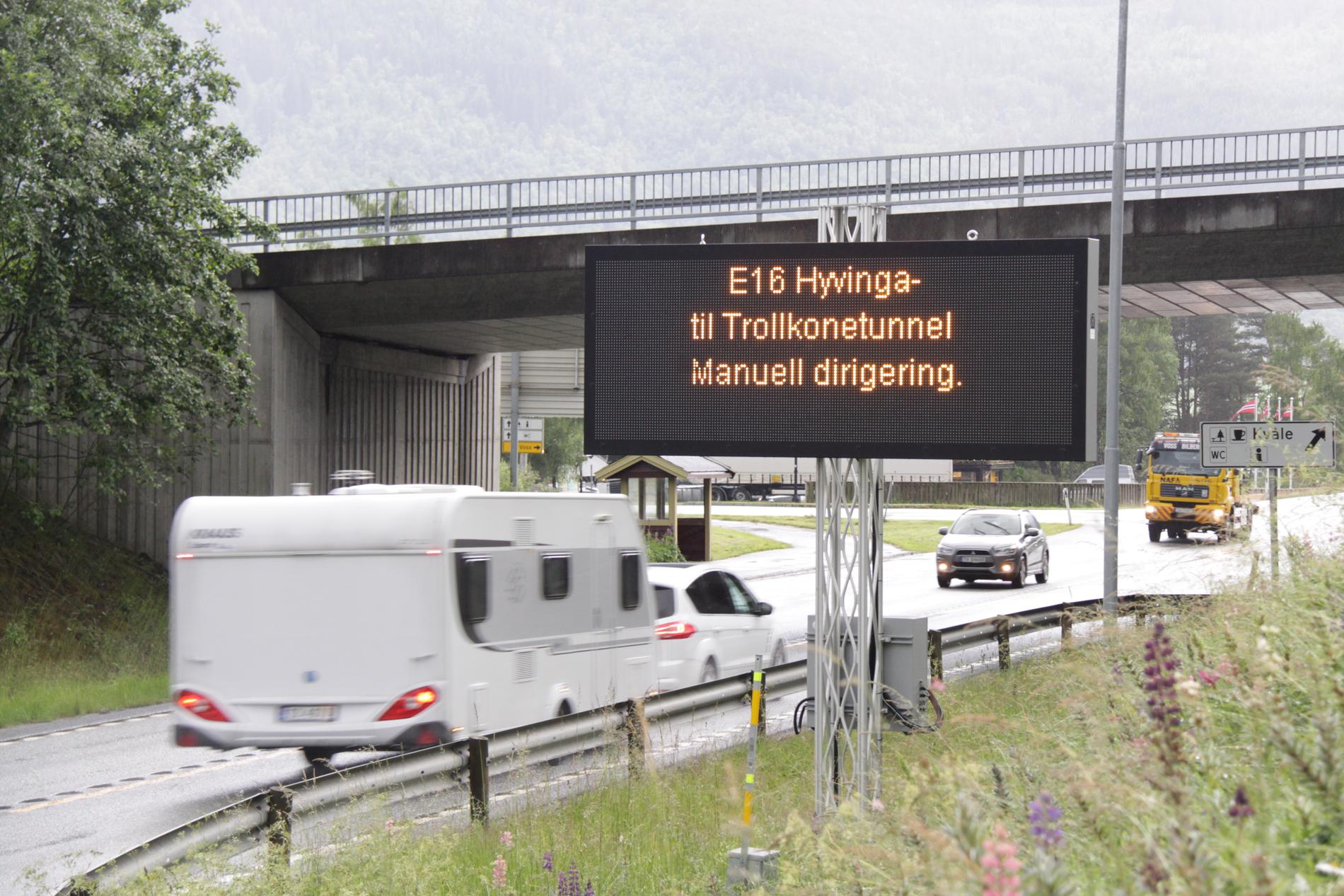 INFORMASJON: Dette skiltet på Kvåle skal advare folk om stengt vei, hvis de må kjøre om Hamlagrø i stedet. Først godt over en time etter raset, ble det gitt beskjed på skiltet.