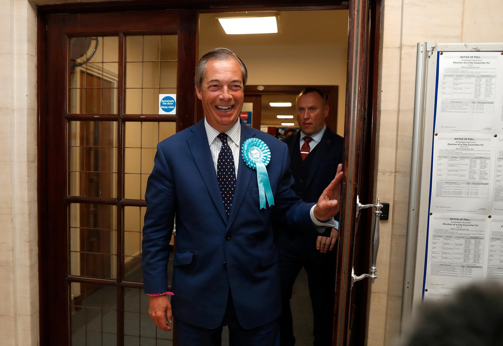 Nigel Farage lå an til å lede Storbritannias største parti mens de konservative ligger med brukket rygg. 