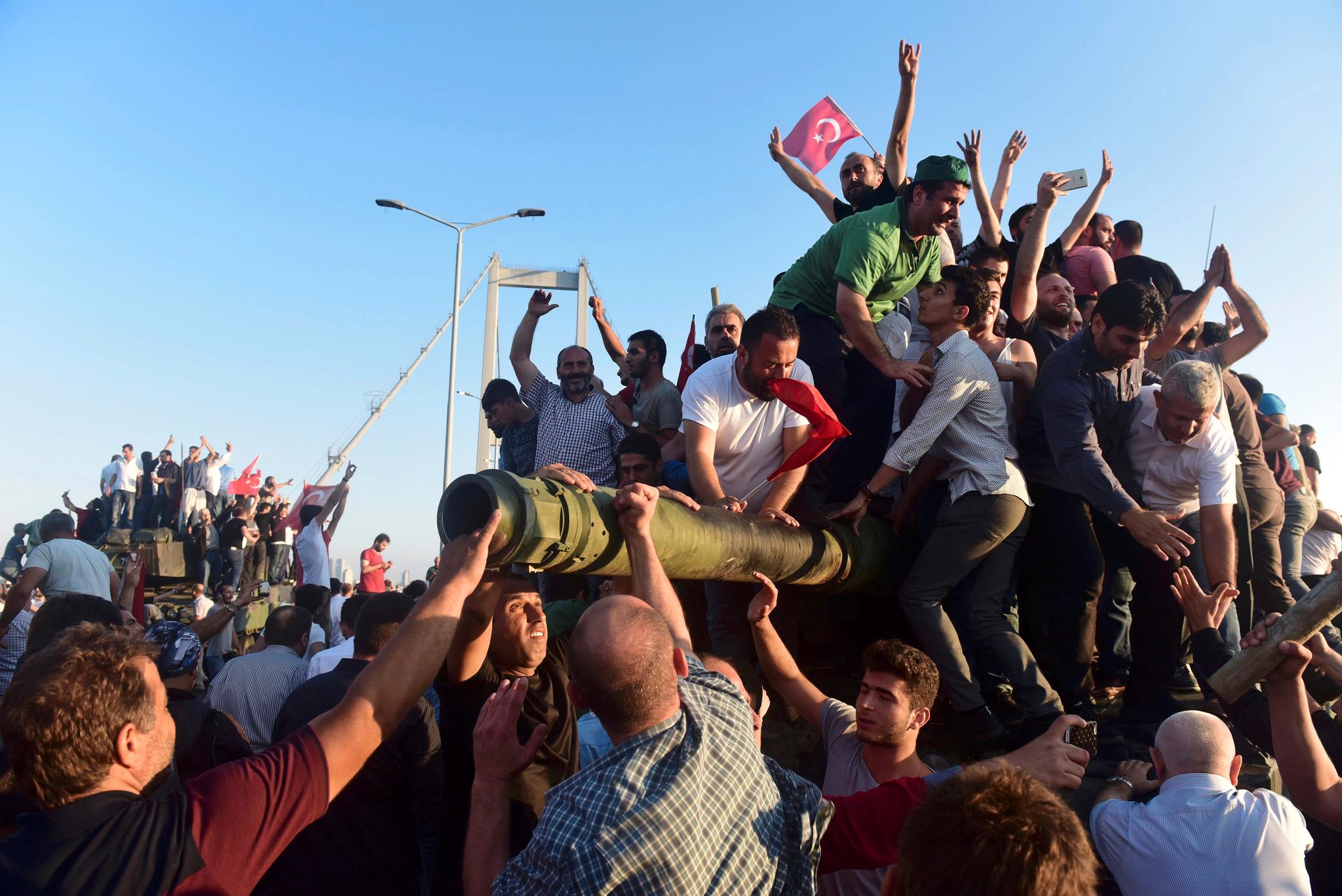 Erdogan-tilhengere jubler etter at soldatene som var med på kuppforsøket overga seg.