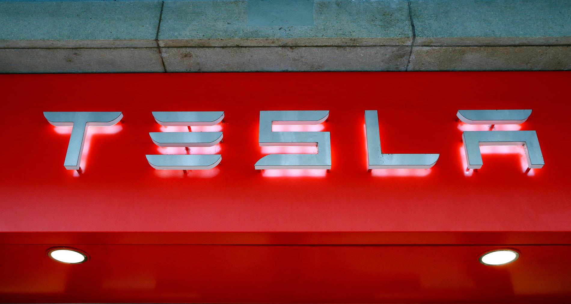 KJØRER SELV: Tesla satser på å femdoble produksjonen og alle bilmodeller fra elbilprodusenten skal heretter bli selvkjørende. 