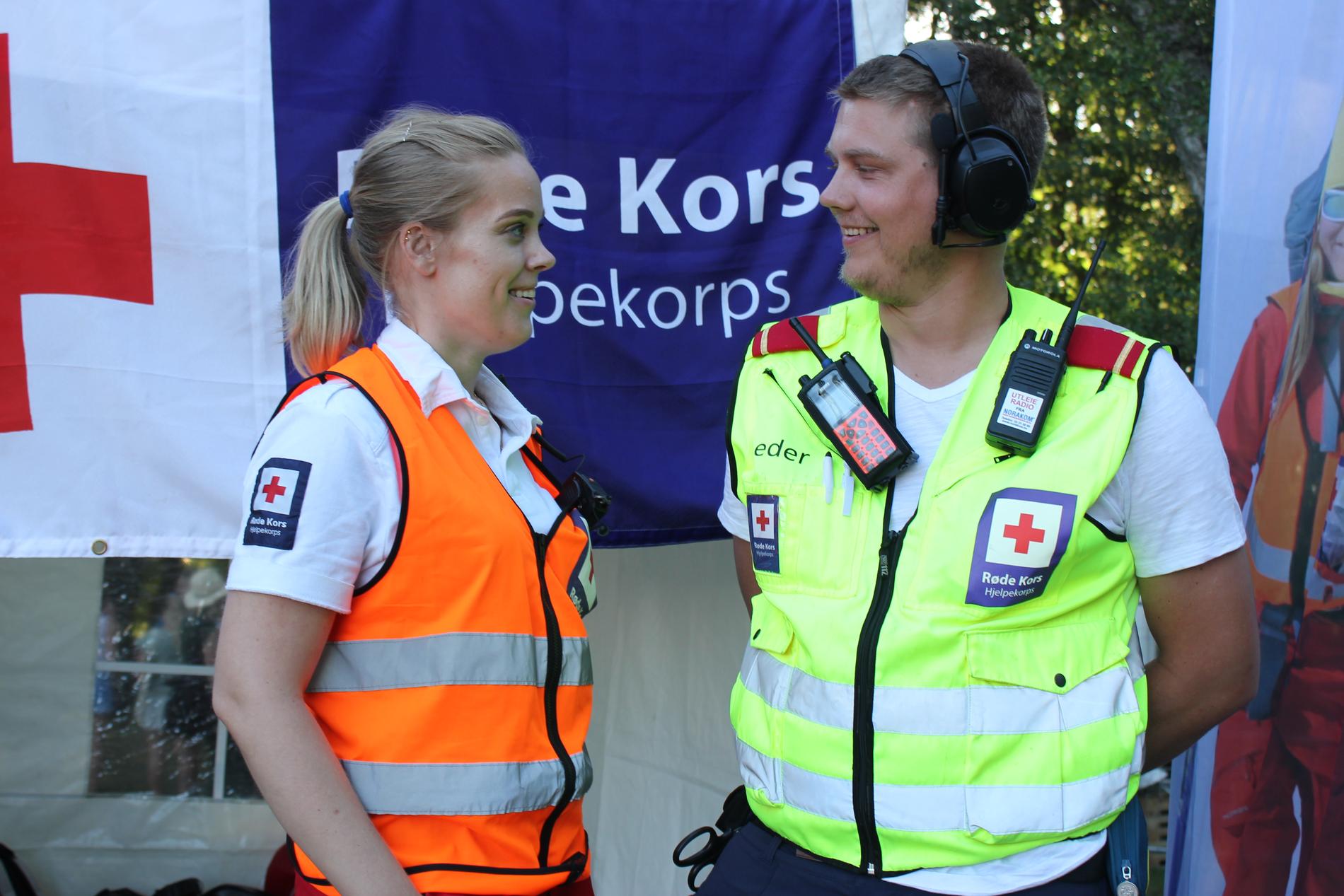 Røde Kors er tilgjengelig under hele festivalen. Her er Rikke Avaldsnes og Knut Vormestrand fra hjelpekorpset. 