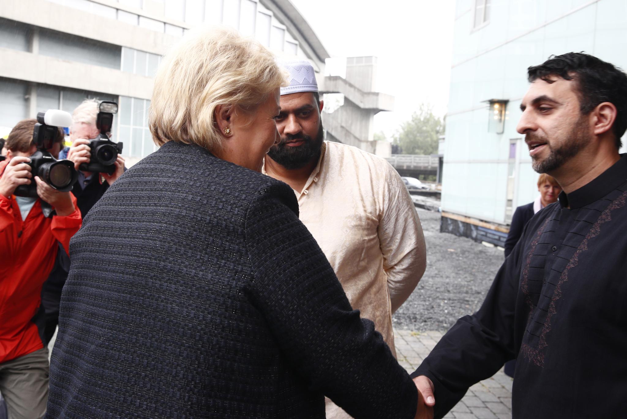 Statsminister Erna Solberg hilser på Irfan Mushtaq, som er styremedlem i Al-Noor Islamic Centre i Bærum. Solberg deltar søndag formiddag på id-feiring på Thon Hotel i Sandvika, hvor Bærum-menigheten samles. 