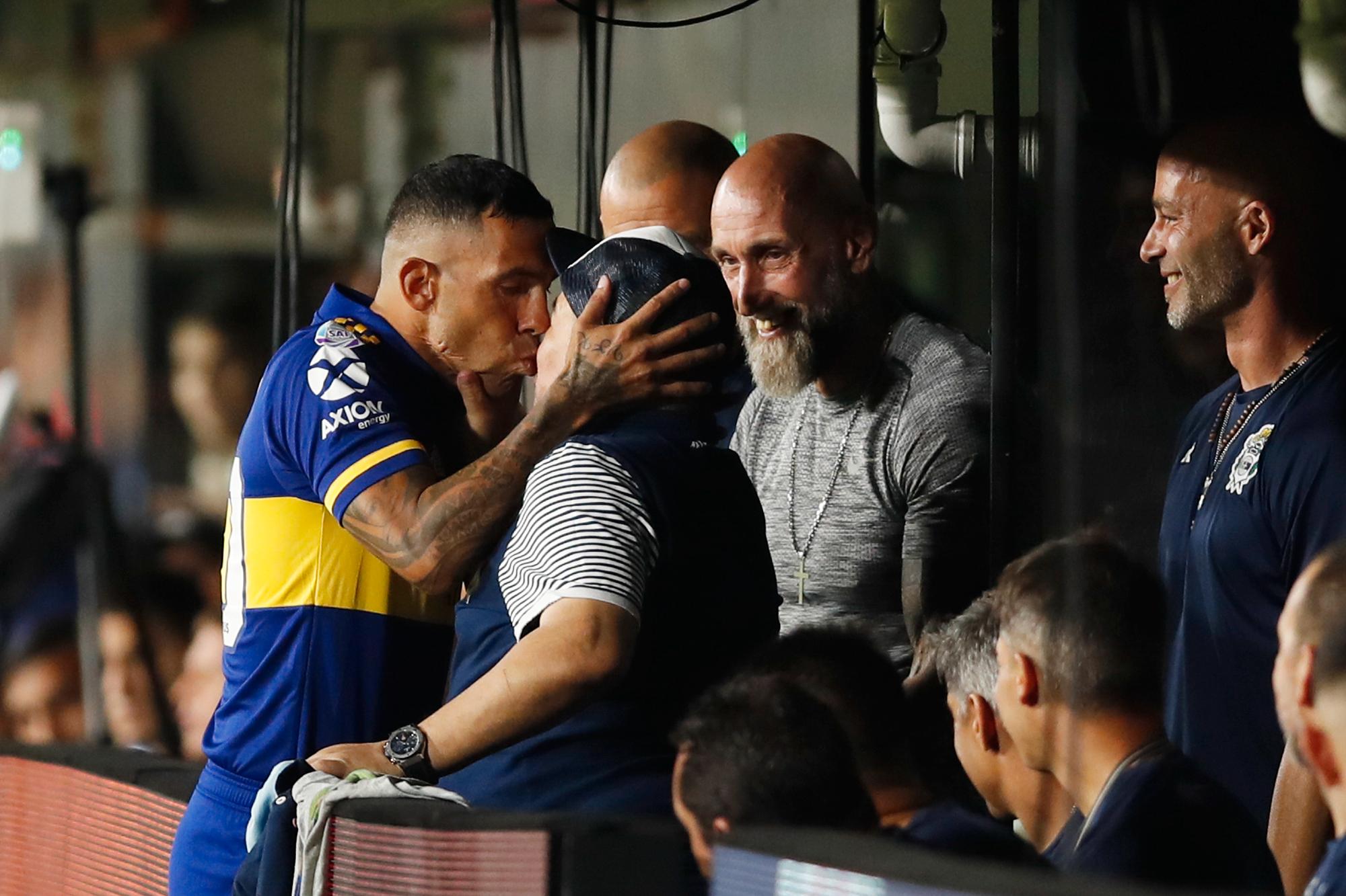 Boca Juniors' Carlos Tevez kysser Diego Maradona før kampstart. 
