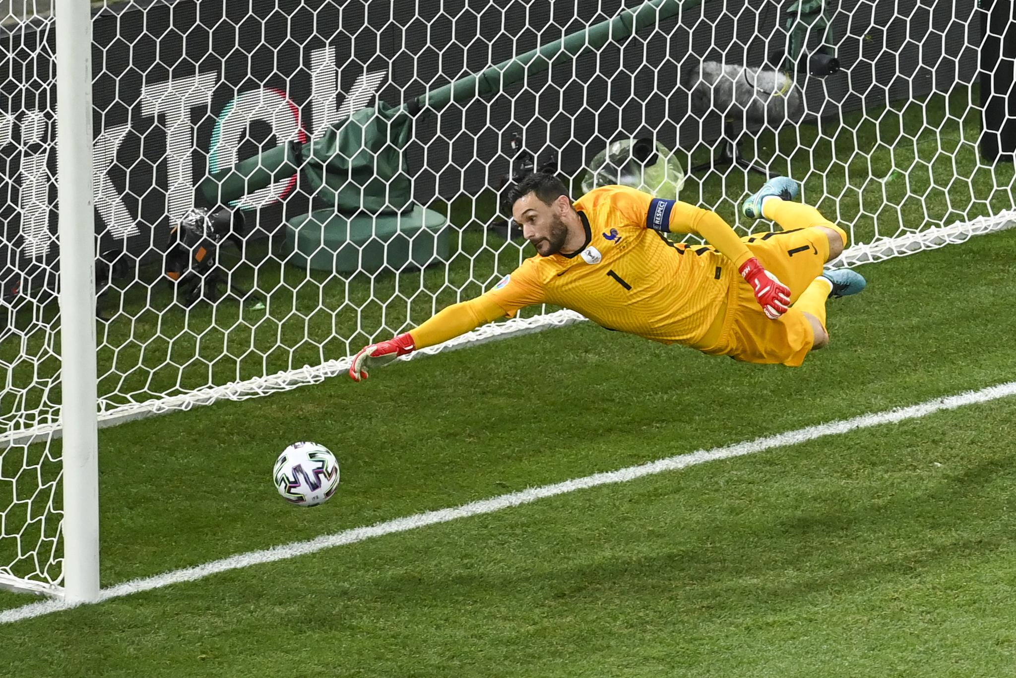 Frankrikes målvakt Hugo Lloris prøver forgjeves å rekke ballen i åttendedelsfinalen mot Sveits.