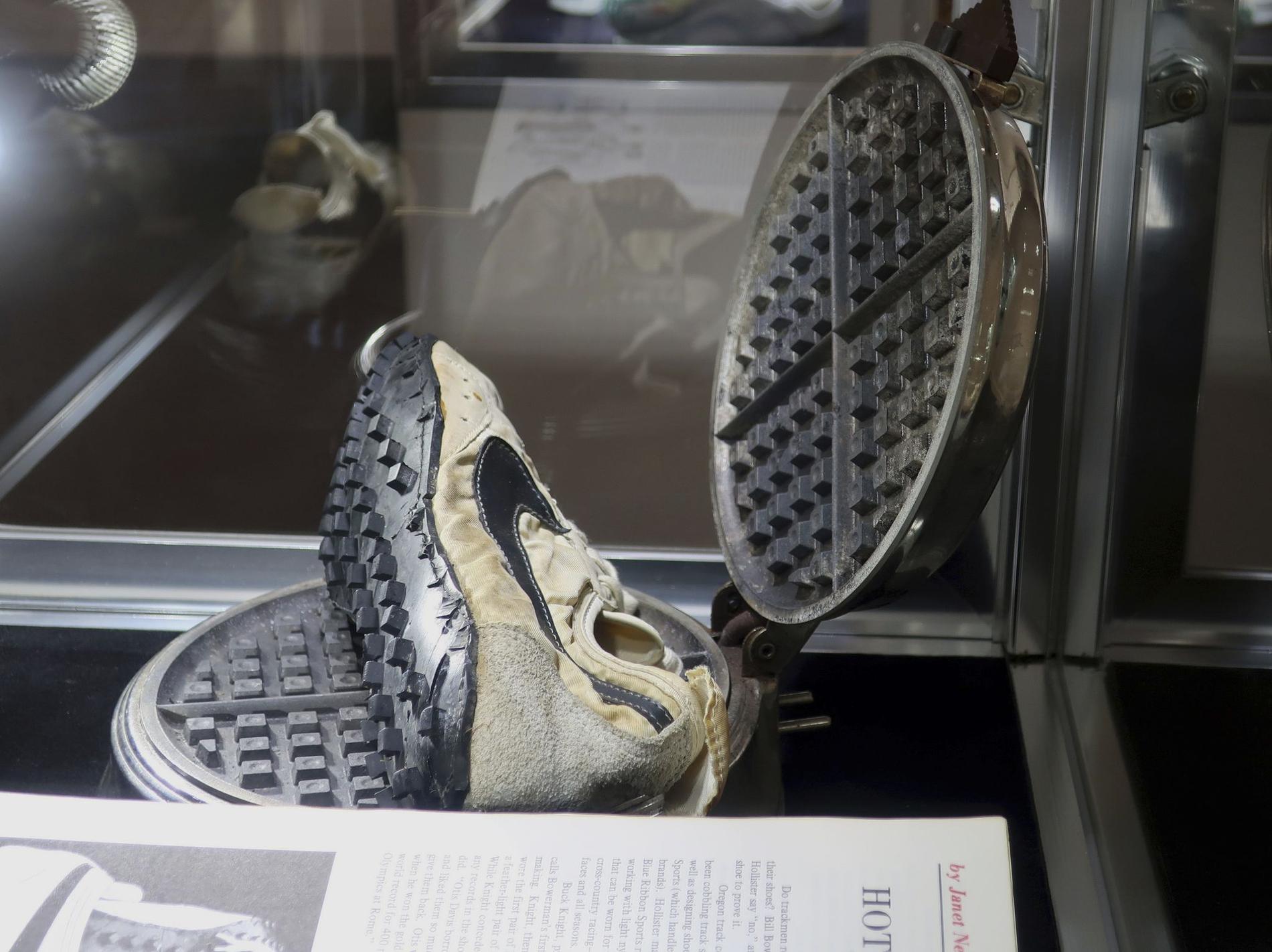 «Måneskoene» er designet av Nikes medstifter Bill Bowerman. Han brukte konas vaffeljern som inspirasjon da han designet skosålen, ifølge nyhetsbyrået AP.