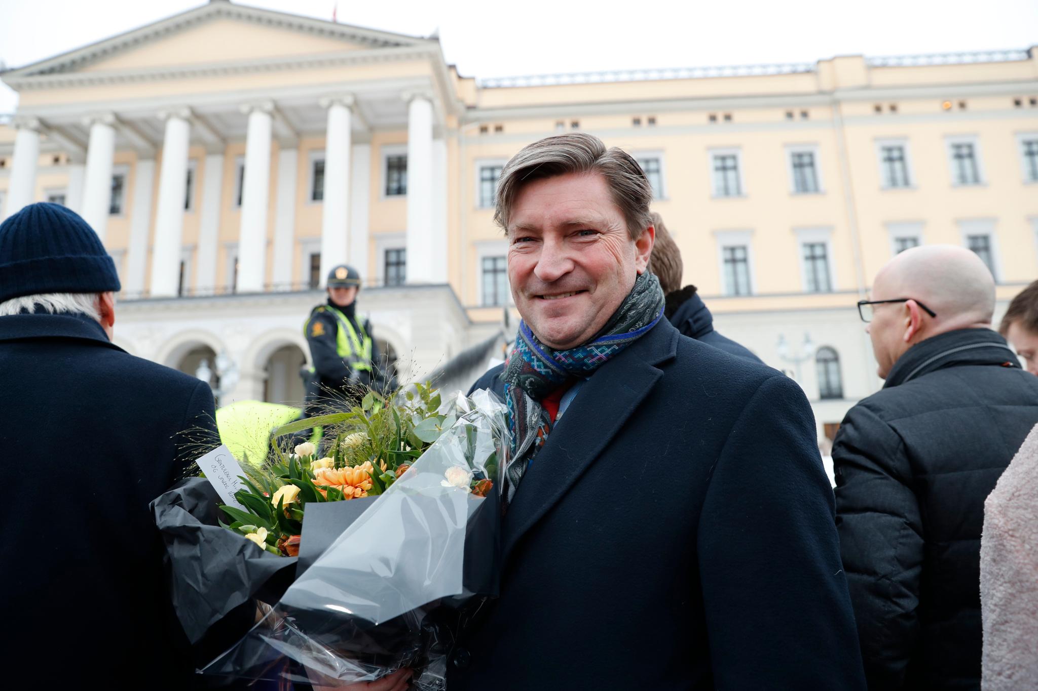 Ektemannen Christian Tybring-Gjedde møtte opp med blomster på Slottsplassen tirsdag for å gratulere sin kone med statsrådsposten.