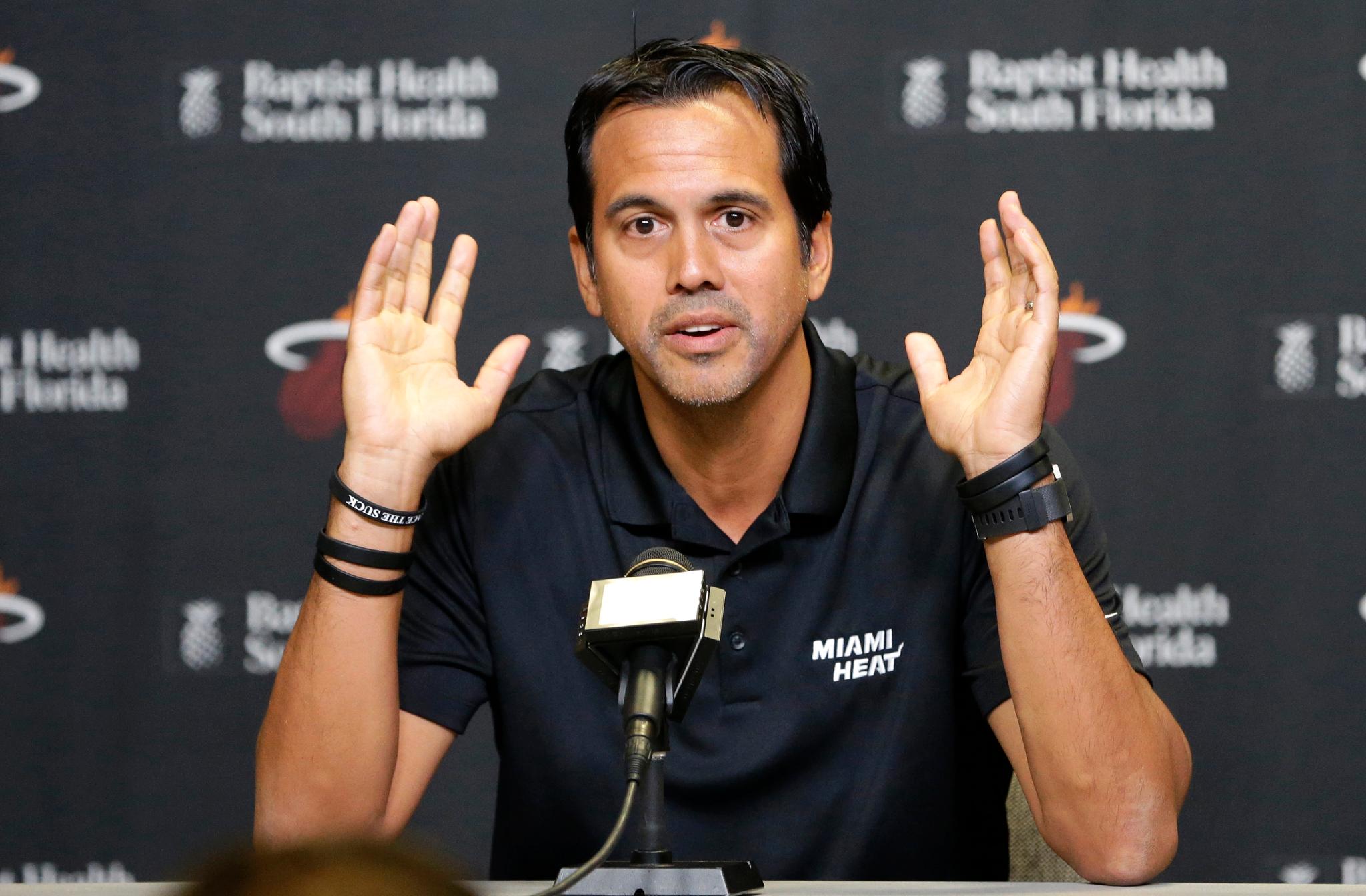 Erik Spoelstra er trener for Miami Heat og mener at NFL-spillerne har tatt et tøft og riktig standpunkt. 