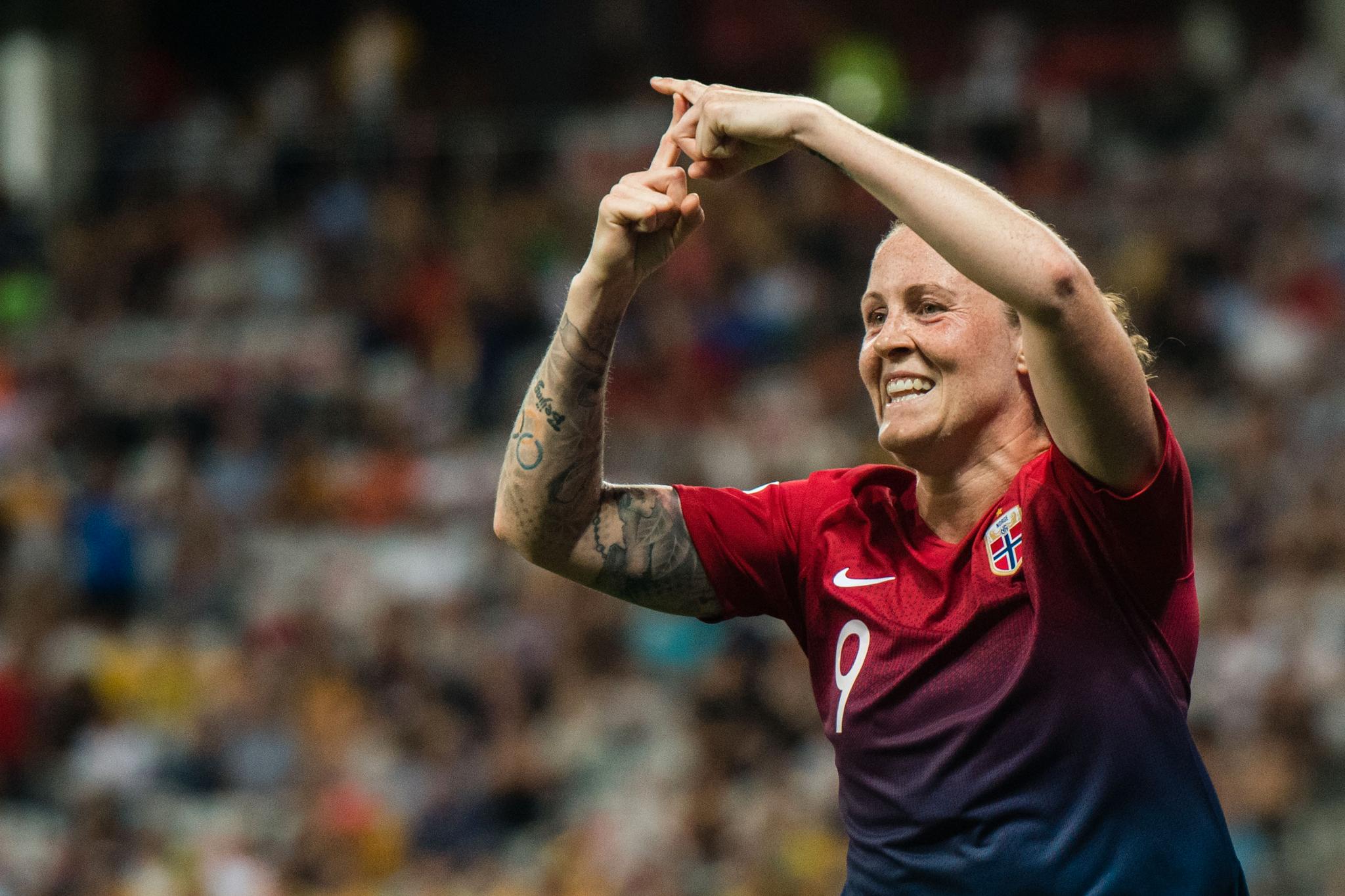 Isabell Herlovsen jubler for scoring under sommerens VM-sluttspill i Frankrike.