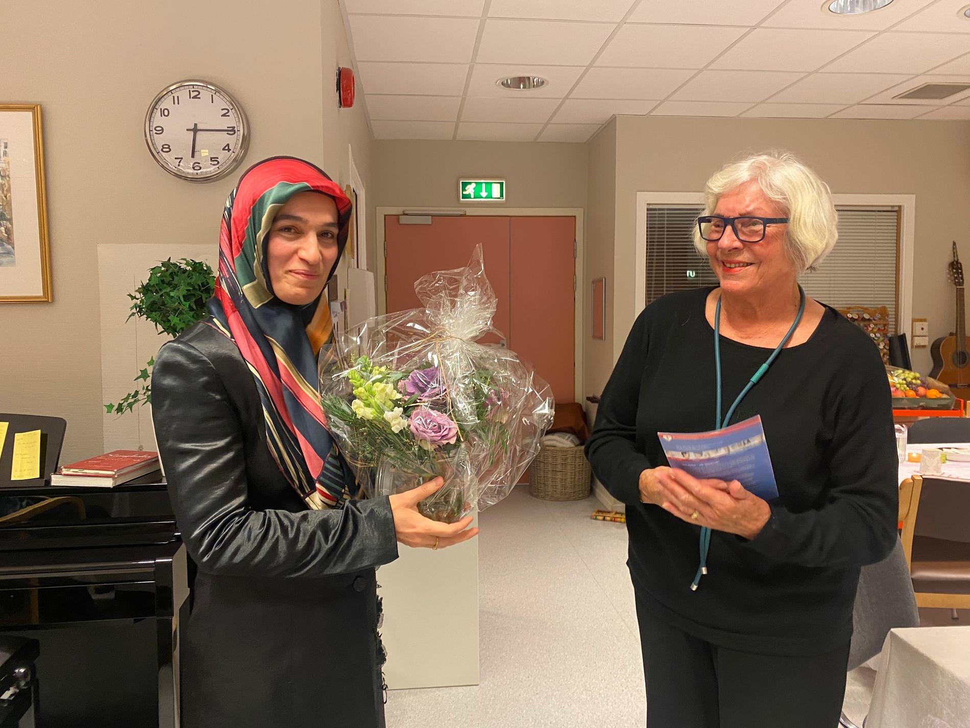 Songül Bulut fikk blomst fra Elsa Vistnes og fikk skryt for sin innsats i «Kvinner møter Kvinner». ||||Åpnet: Det var Songål Bulut som åpnet kvelden.|