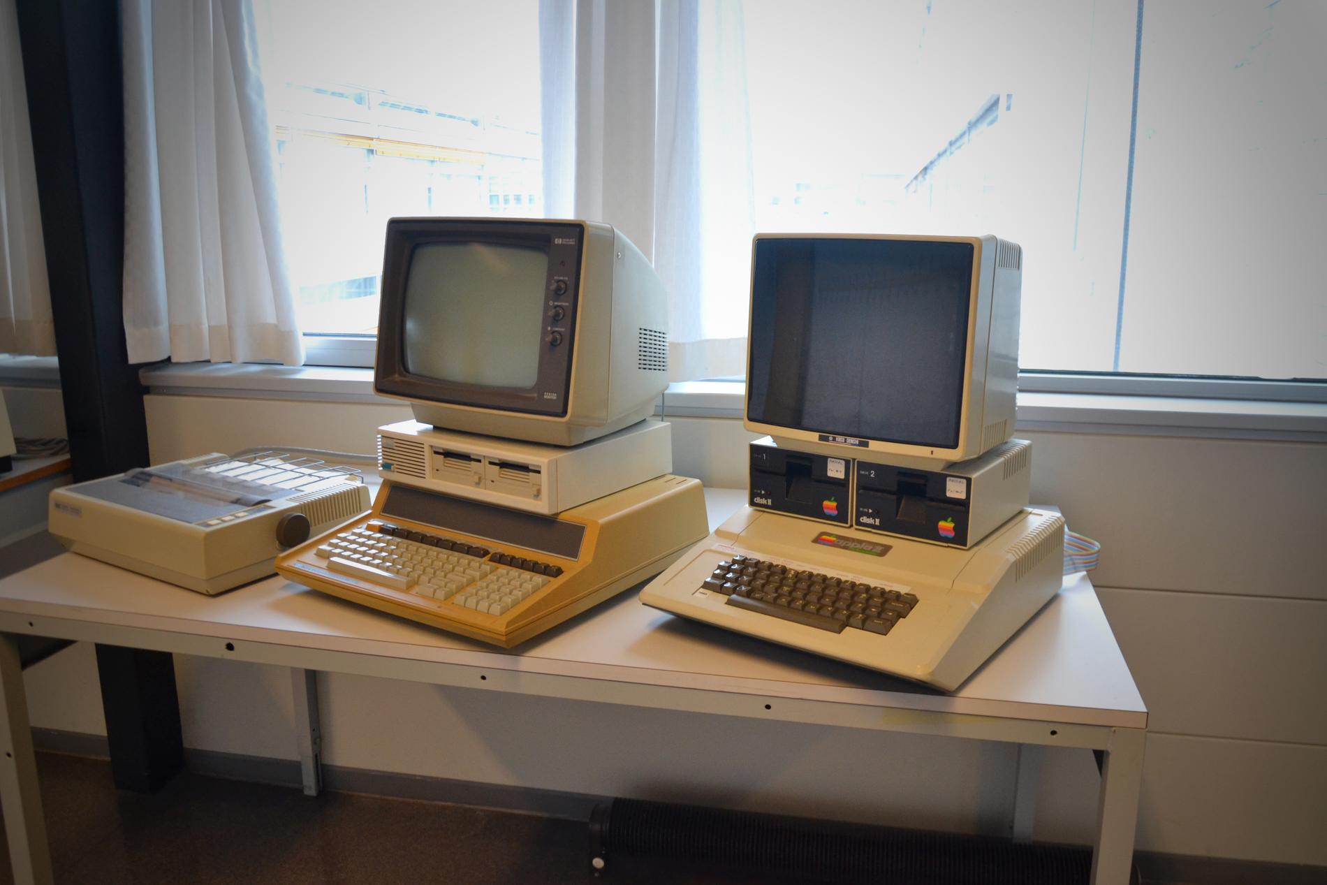 En rekke eldre PCer blir en sjarmerende kontrast til dagens robotteknologi.