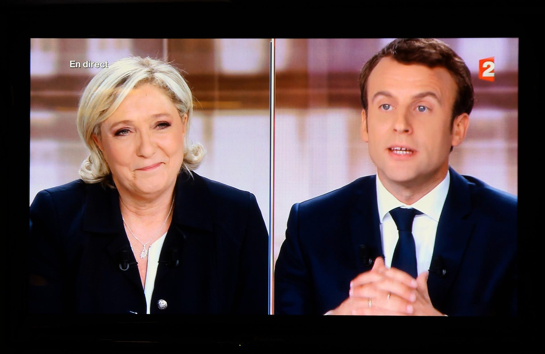 DUELLEN: I andre runde av presidentvalget i Frankrike søndag 7. mai står det mellom Marine Le Pen og Emmanuel Macron. Bildet er fra den mange timer lange TV-debatten 3. mai. 