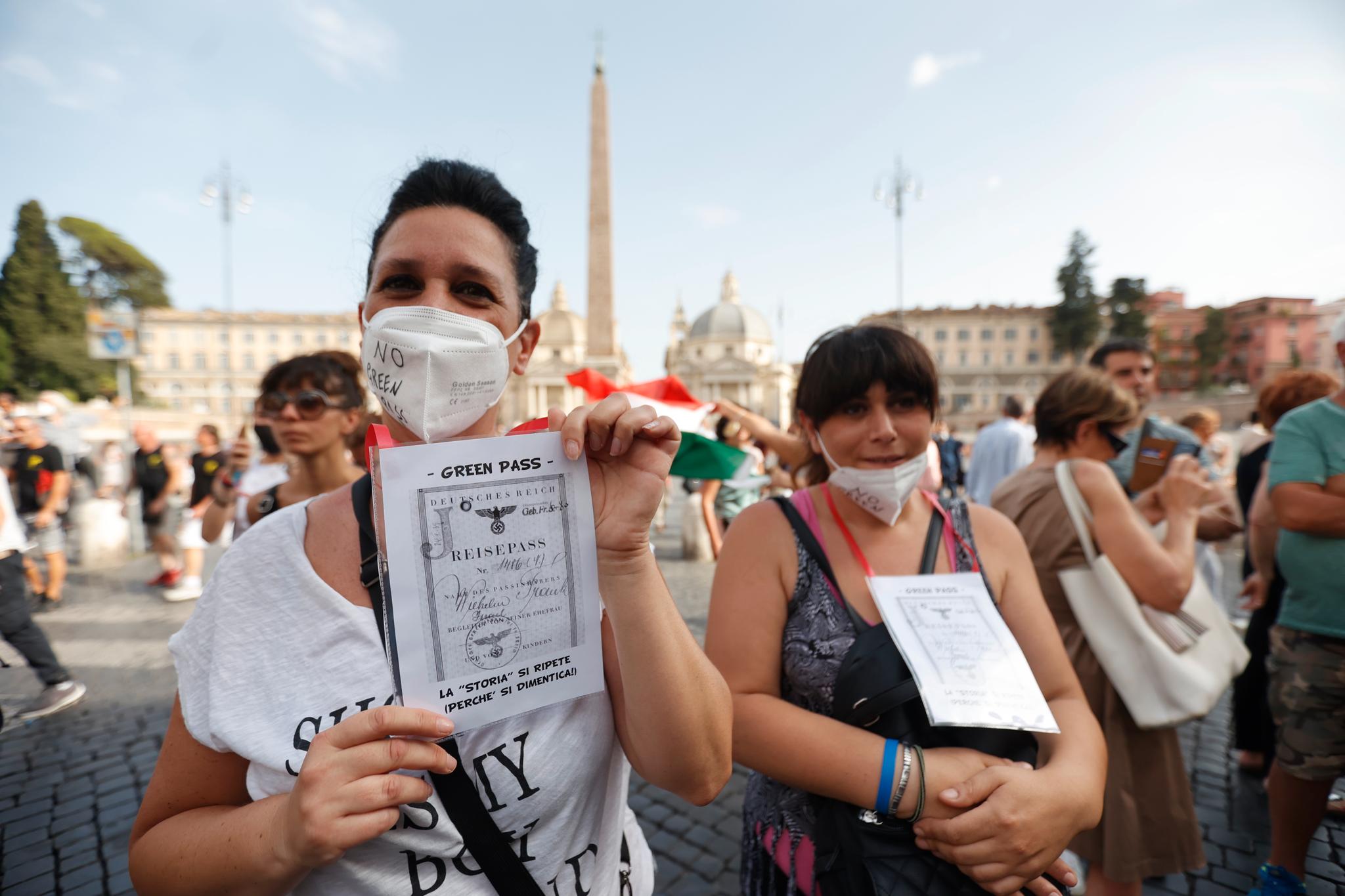 Det grønne vaksinepasset ligner på identifikasjonspapirene det tyske naziregimet ga til jødene, mener denne demonstranten som lørdag 24. juli protesterte i Roma.